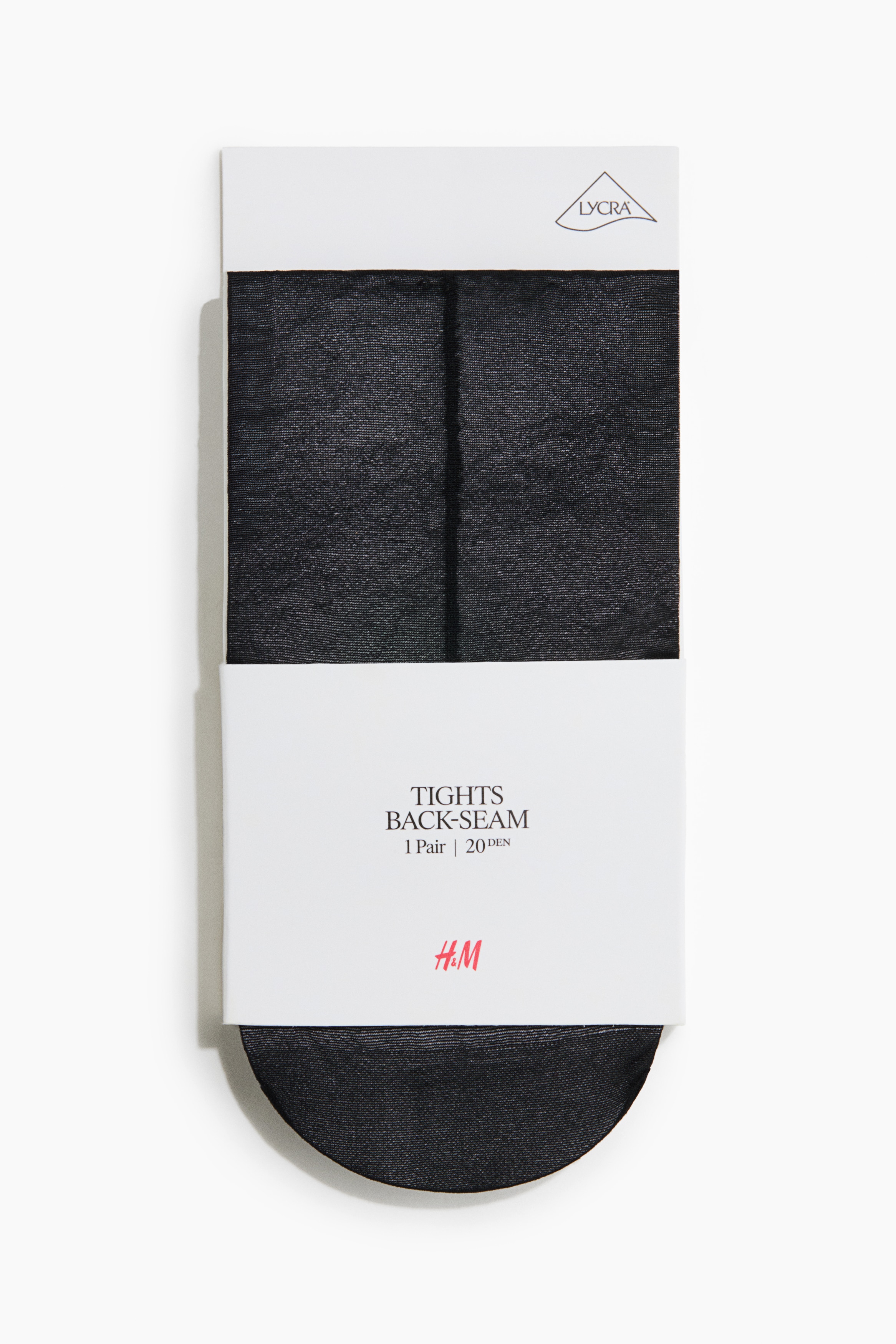 Un collant noir transparent, dotÃ© dâune couture verticale marquÃ©e le long de lâarriÃ¨re de chaque jambe, est portÃ© par le mannequin. Le collant est associÃ© Ã  des escarpins noirs en cuir Ã  talons hauts, prÃ©sentÃ©s de dos.