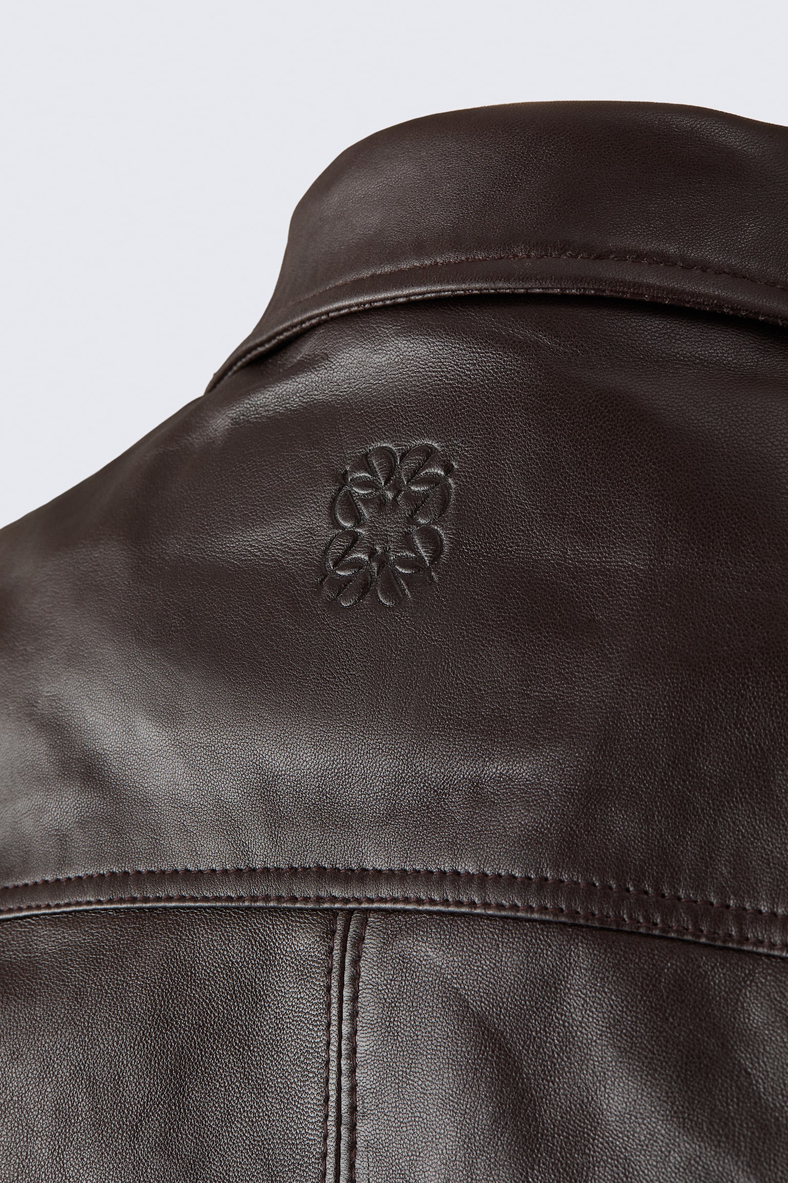 Женская куртка H&M Funnel-Collar Leather, цвет: Чёрный / Коричневый — фото 4