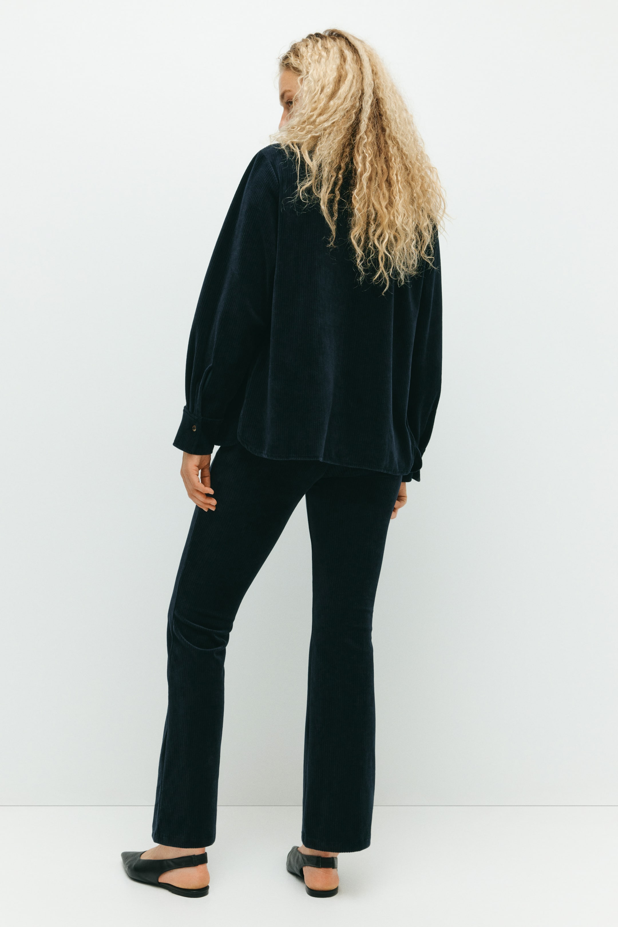 Ver imagen más grande: MAMA Pantalón acampanado en velour - Azul marino - MUJER | H&M ES 2