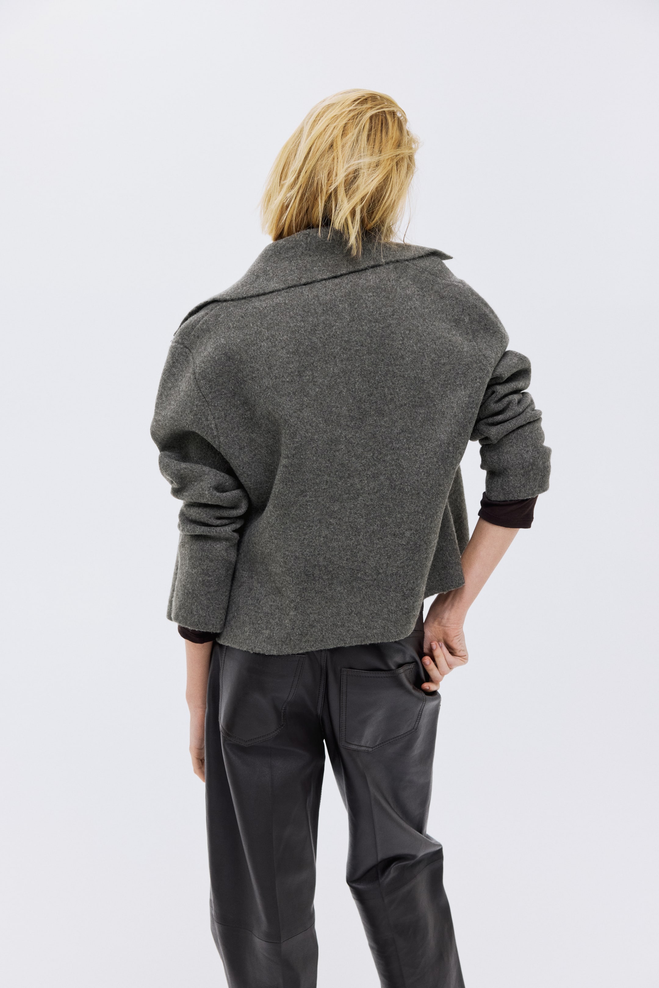 Näytä suurempi kuva: Kauluksellinen neuletakki - Tumma harmaameleerattu - NAISET | H&M FI 4