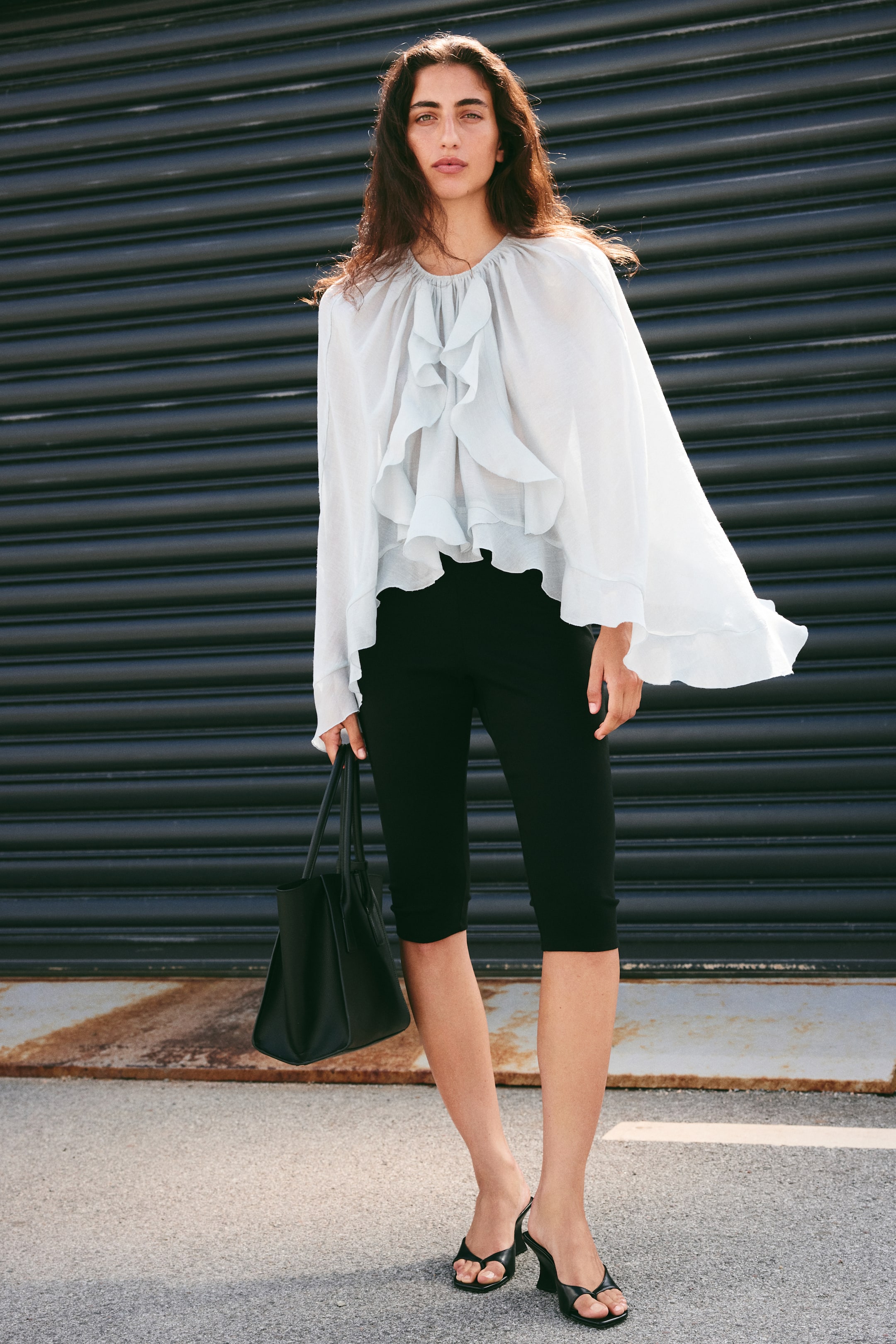 Größeres Bild ansehen: Cape-Bluse mit Volants - Helles Mattblau - Ladies | H&M DE 1