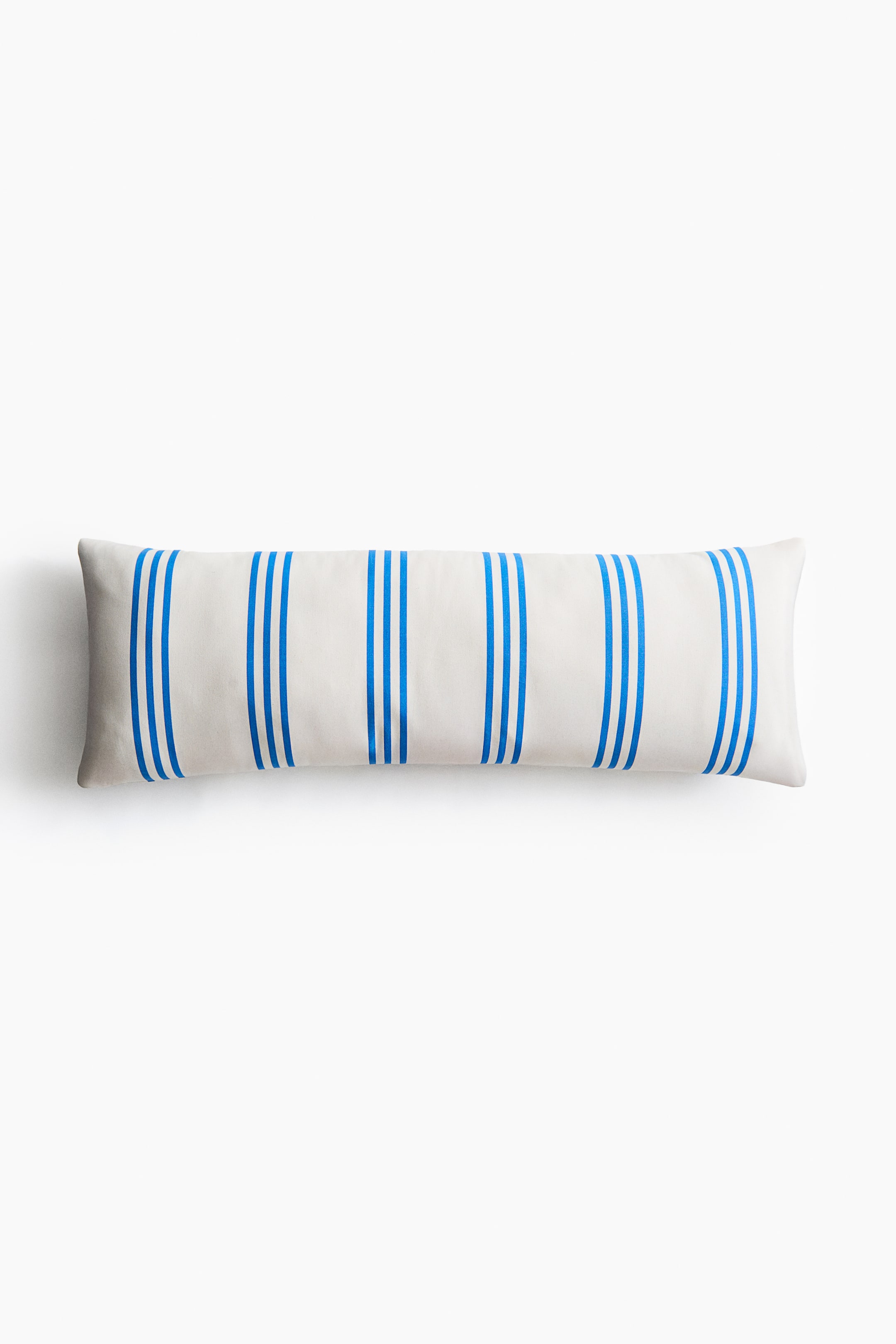 Visualizza immagine più grande: Un lungo cuscino rettangolare è mostrato frontalmente, presentando un tessuto bianco sporco con cinque serie di strisce verticali blu triple.