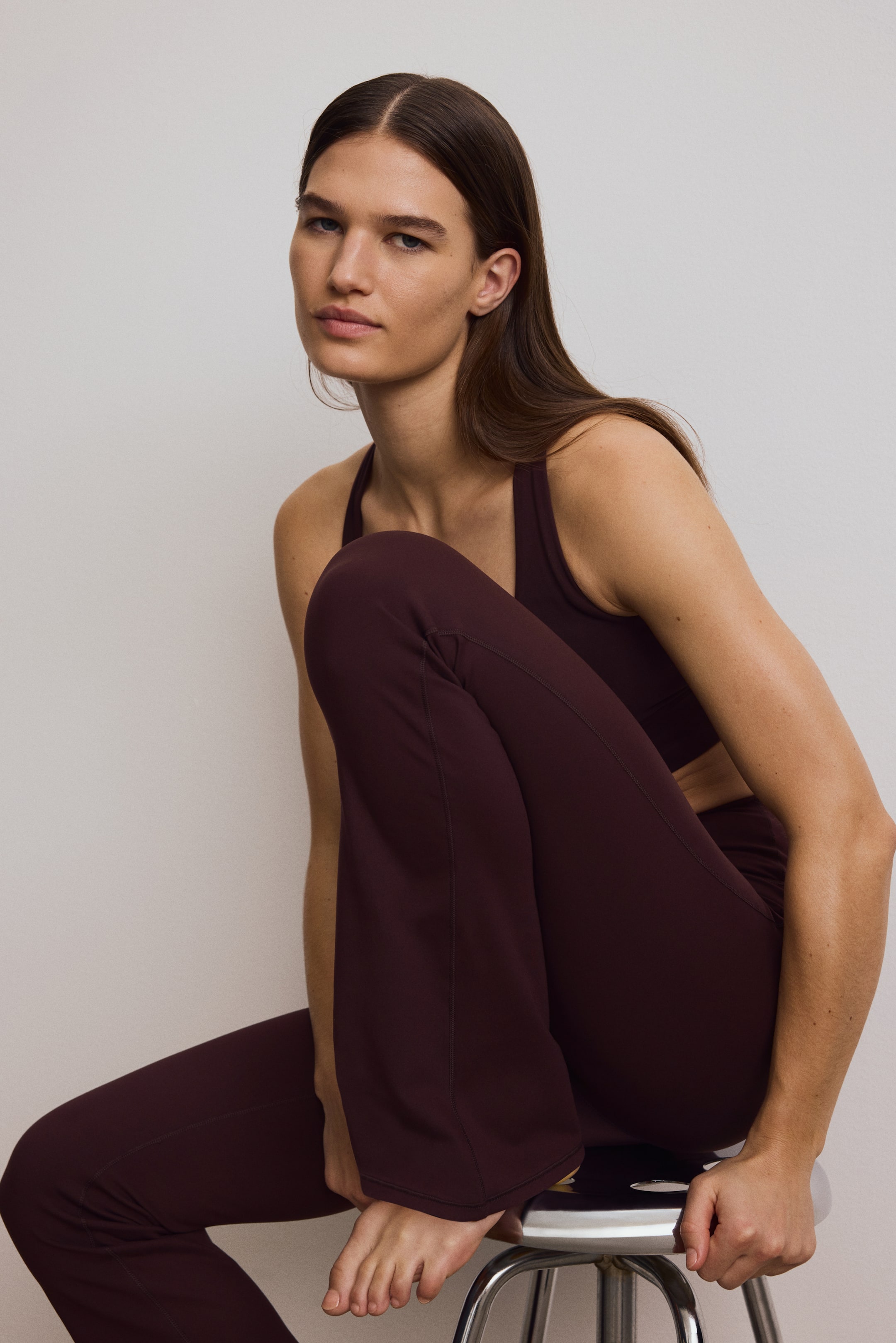 Büyük resmi görüntüle: İspanyol Paça Spor Taytı SoftMove™ - Çikolata mürdüm - KADIN | H&M TR 1