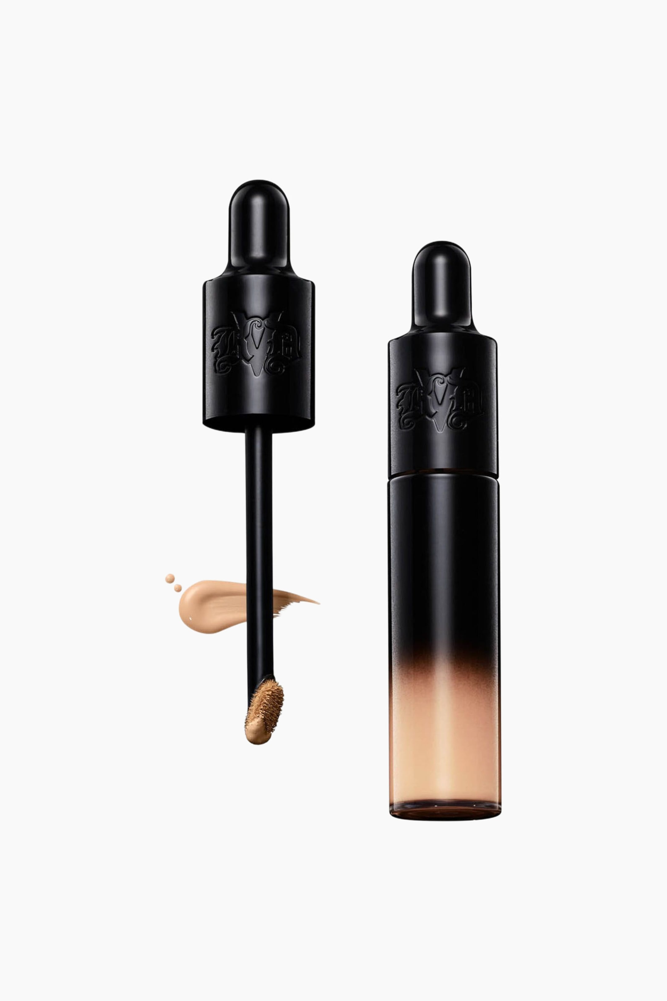 Vis større bilde: En sylindrisk kosmetisk flaske står oppreist, med en preget svart hette og en gradient kropp som toner fra svart til en gjennomskinnelig ravgul base. En løsrevet svart applikator, også med en preget hette, holder en lys beige flytende sminke på sin fotformede spiss, med en matchende prøve som vises i nærheten.