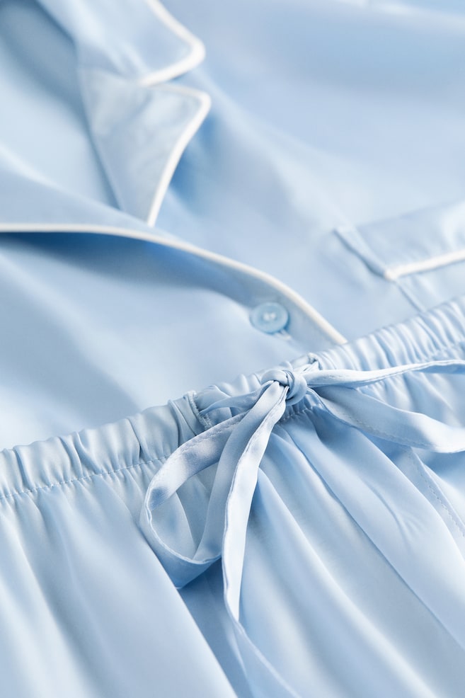 Pyjama en satin avec chemise et pantalon - Bleu clair/Rose poudré/Blanc/Gris clair/pois/Bleu marine - 5
