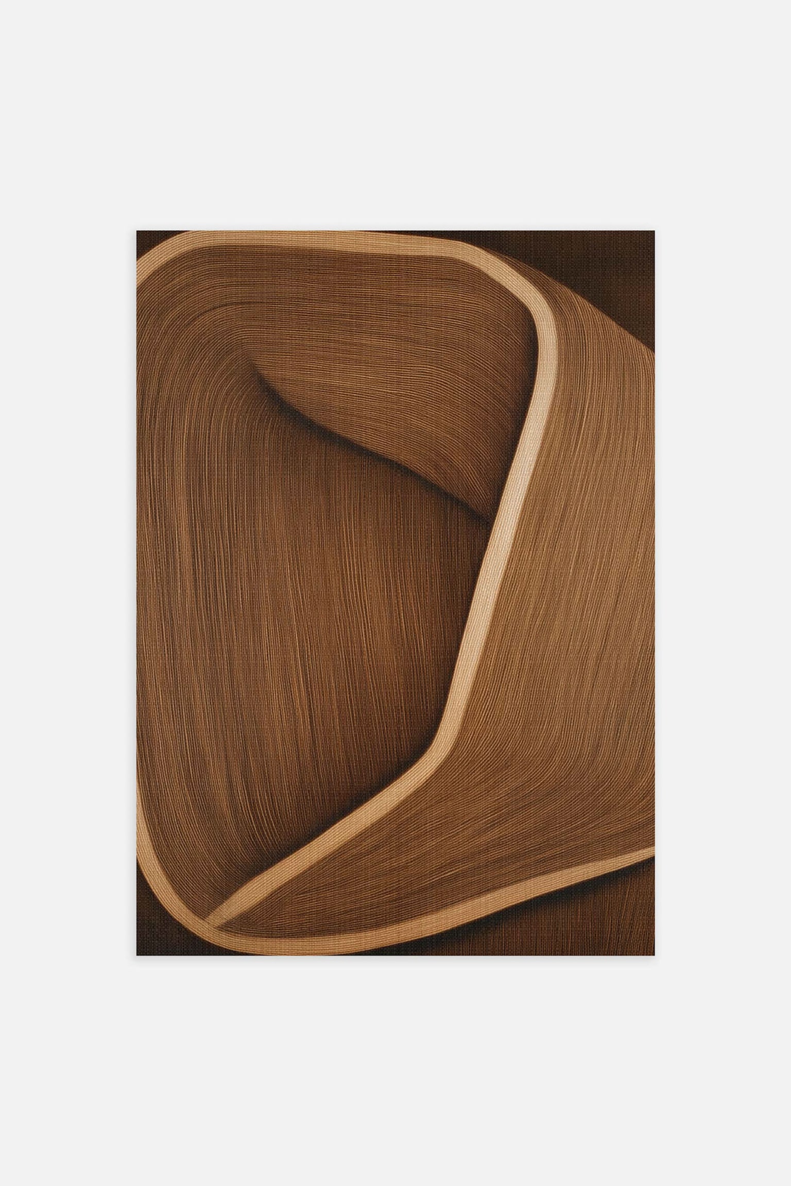 En rektangulÃ¤r matta visar en abstrakt, tredimensionell design bestÃ¥ende av tÃ¤ta, bÃ¶jda parallella linjer i nyanser av brunt och beige. De flytande linjerna bildar en vikt, bandliknande struktur som ramas in av en ljusbeige kant mot en mÃ¶rkbrun bakgrund. - 1