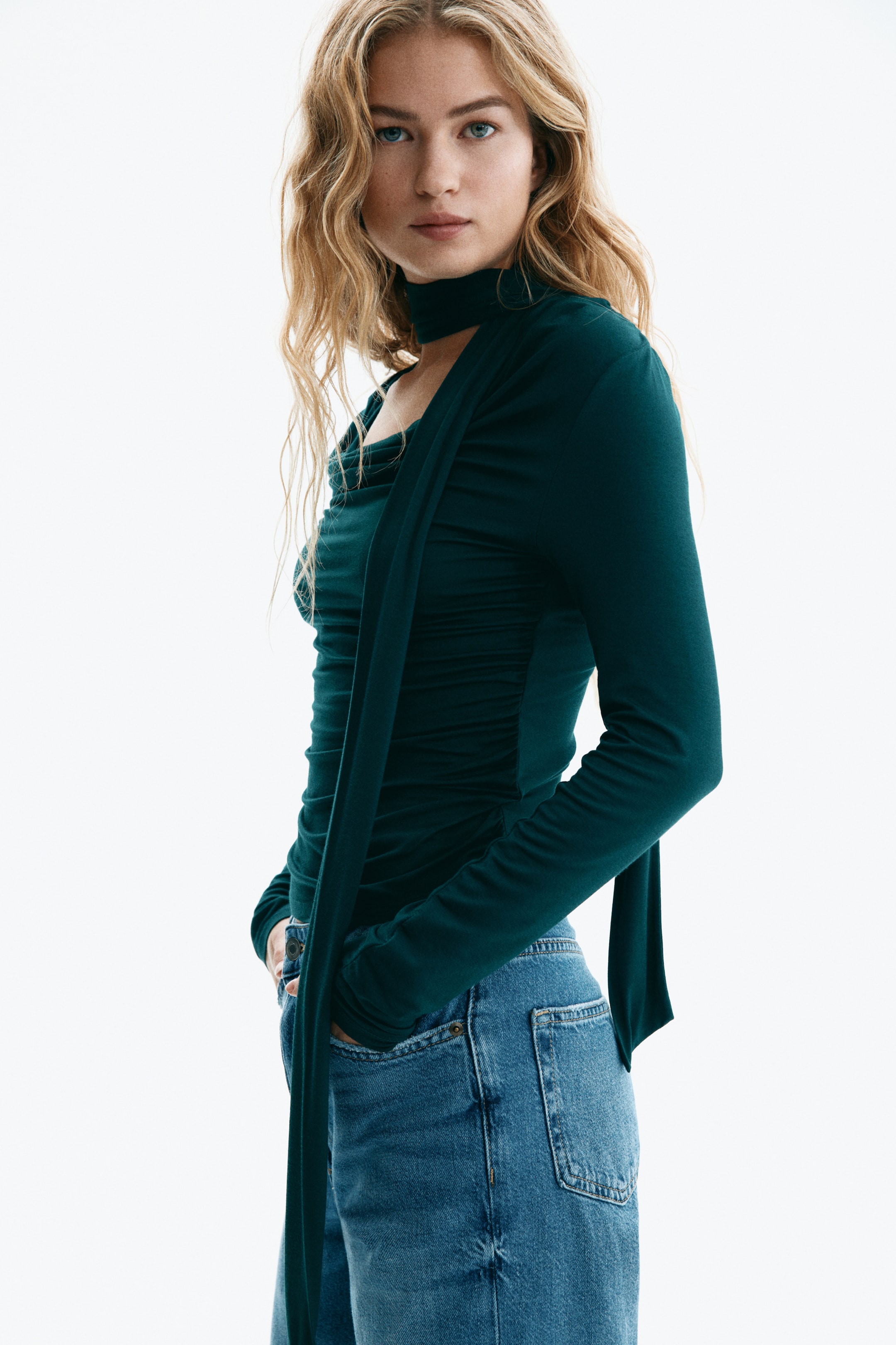 Zobrazit větší obrázek: Řasený top s šálovým límcem - Tmavě zelená - ŽENY | H&M CZ 1