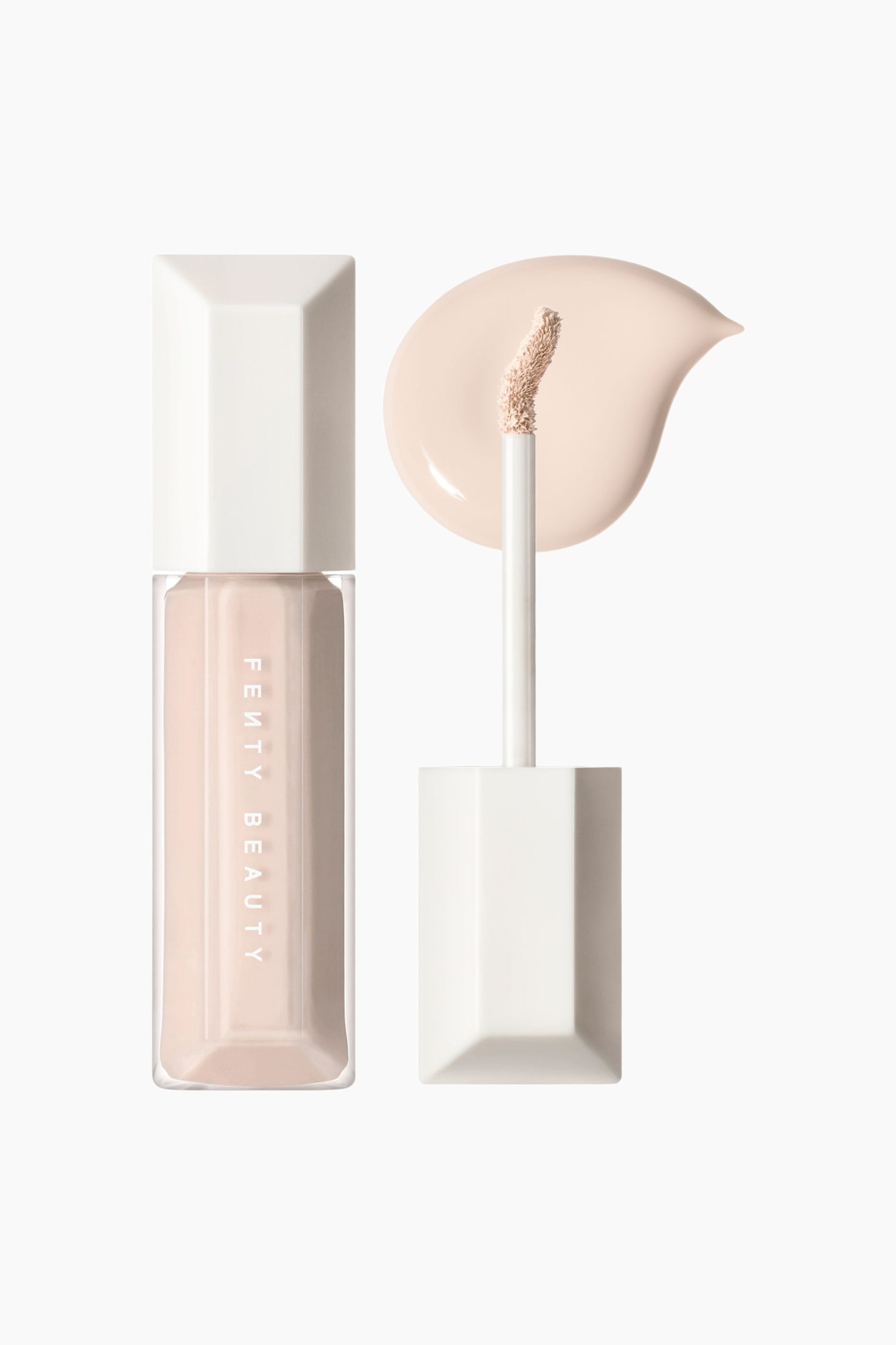 Visa större bild: We're Even Hydrating Longwear Concealer står upprätt i en klar, facetterad flaska med ett vitt, kantigt lock och visar en ljusbeige flytande nyans. En avskruvad applikatorstav står bredvid flaskan och visar en böjd doe-foot-spets täckt av produkt framför ett jämnt, droppformat drag av den matchande concealern.