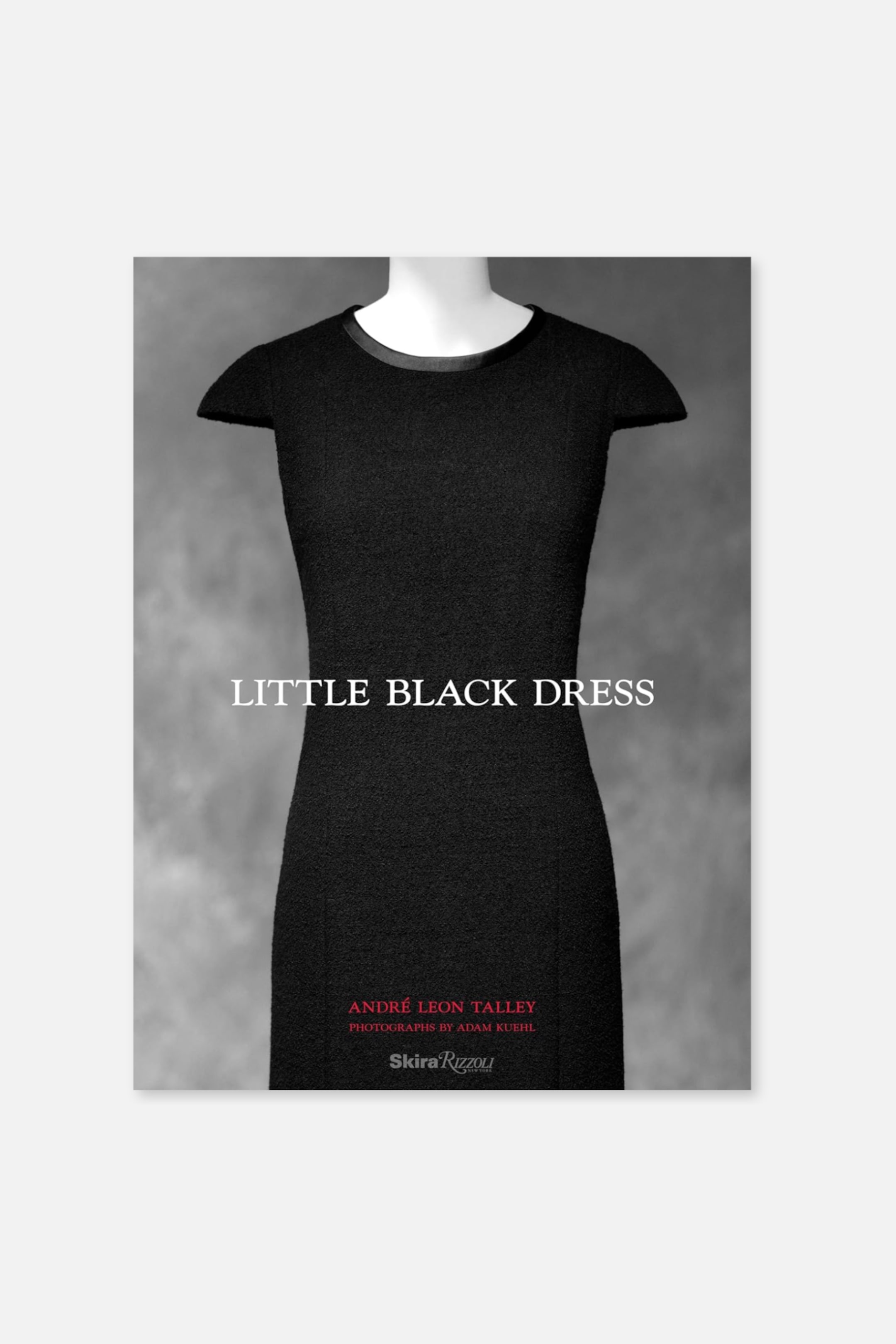 Visa större bild: Ett bokomslag med titeln 'Little Black Dress' visar en svart klänning på en skyltdocka, presenterad framifrån. Klänningen har en rund halsringning med mörk kant, korta ärmar och en figursydd silhuett, och verkar vara tillverkad av ett texturerat tyg.