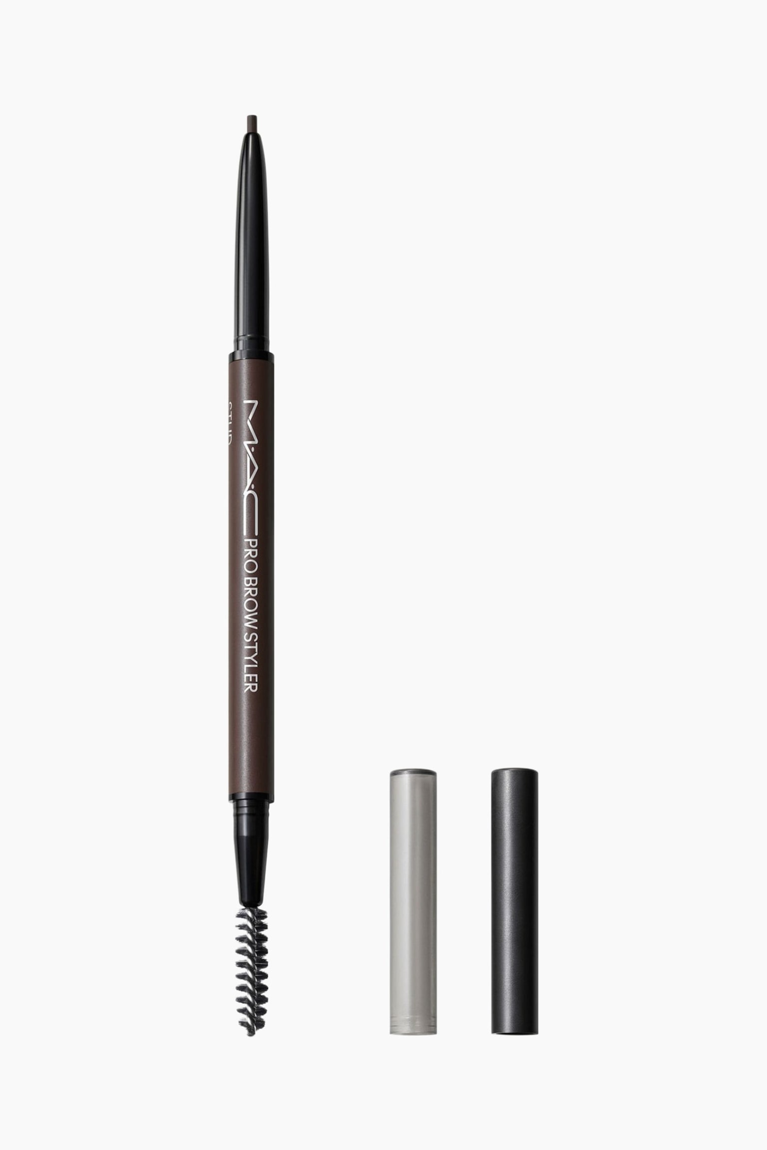 Pro Brow Styler Fill & Shade Brow Pencil stÃ¥r lodret og viser sin mÃ¸rkebrune hylsterkrop med en synlig finspidset blyant Ã¸verst og en spoolie-bÃ¸rste nederst. To matchende cylindriske hÃ¦tter, Ã©n sÃ¸lvfarvet og Ã©n mat sort, stÃ¥r oprejst ved siden af blyanten.