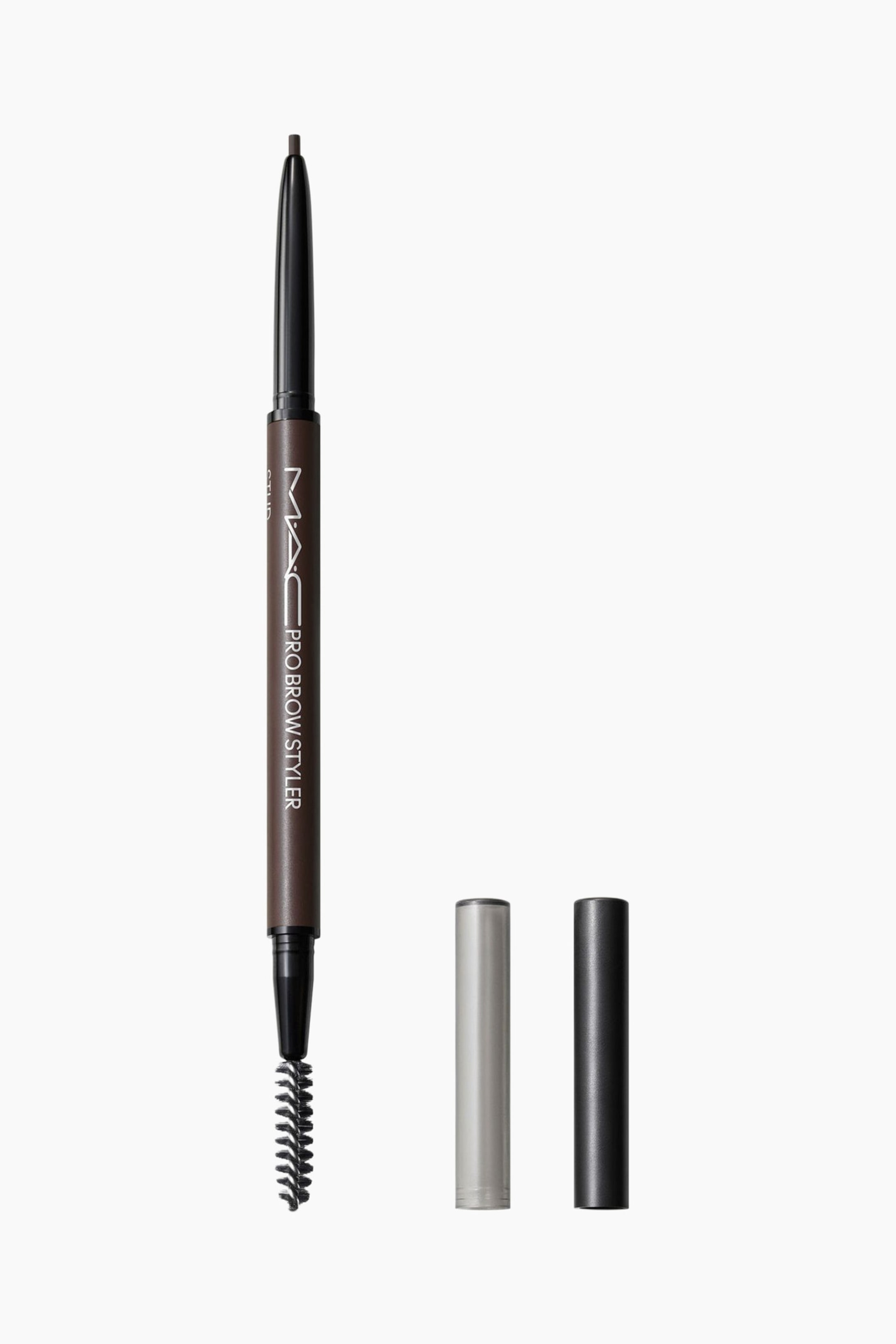 Visa större bild: Pro Brow Styler Fill & Shade Brow Pencil står upprätt och visar sin mörkbruna pennkropp med en exponerad finspets i toppen och en spoolieborste i botten. Två matchande cylindriska korkar, en silverfärgad och en matt svart, står upprätt bredvid pennan.