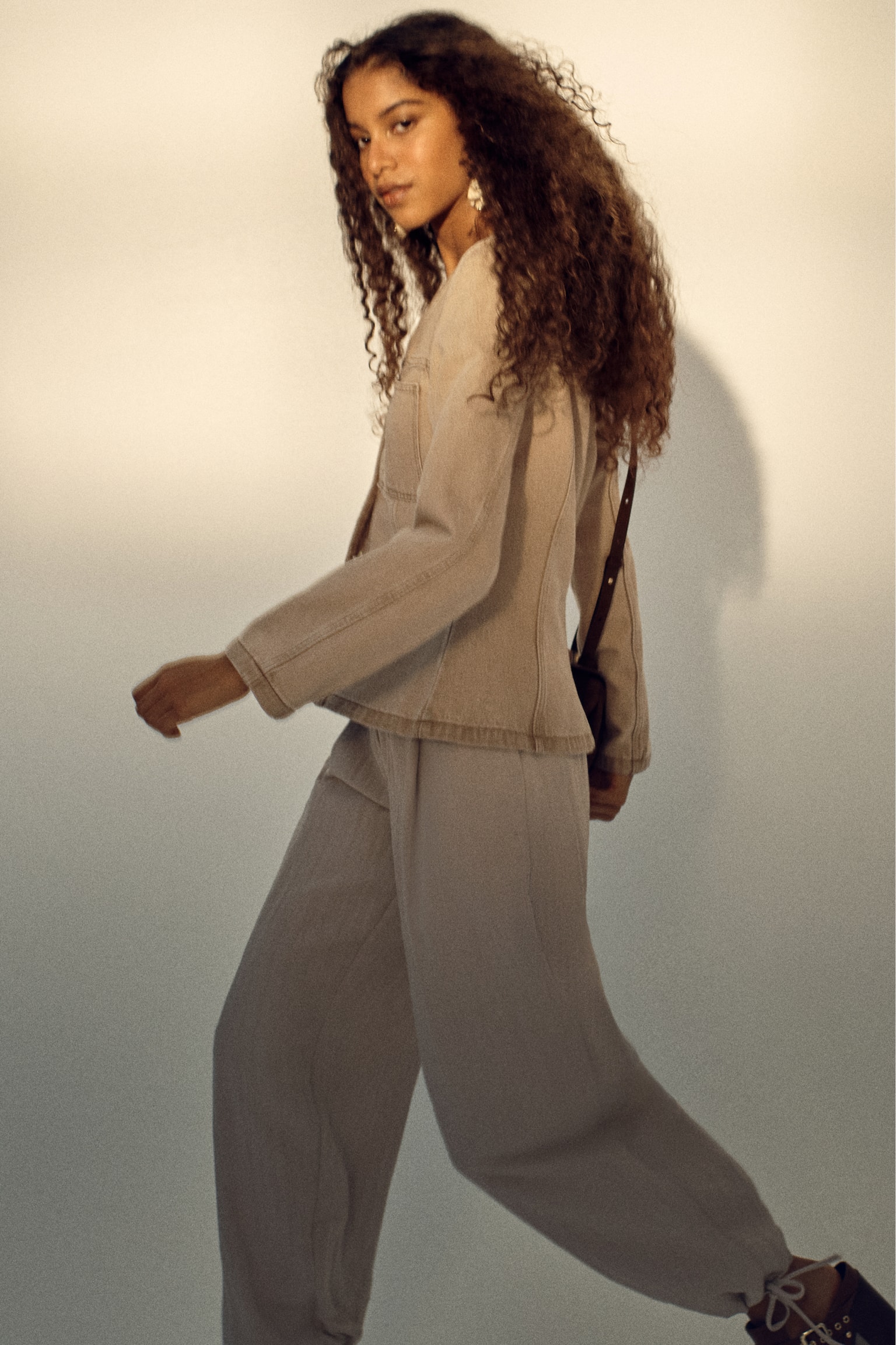 Priliehavá džínsová bunda - Béžová - 4