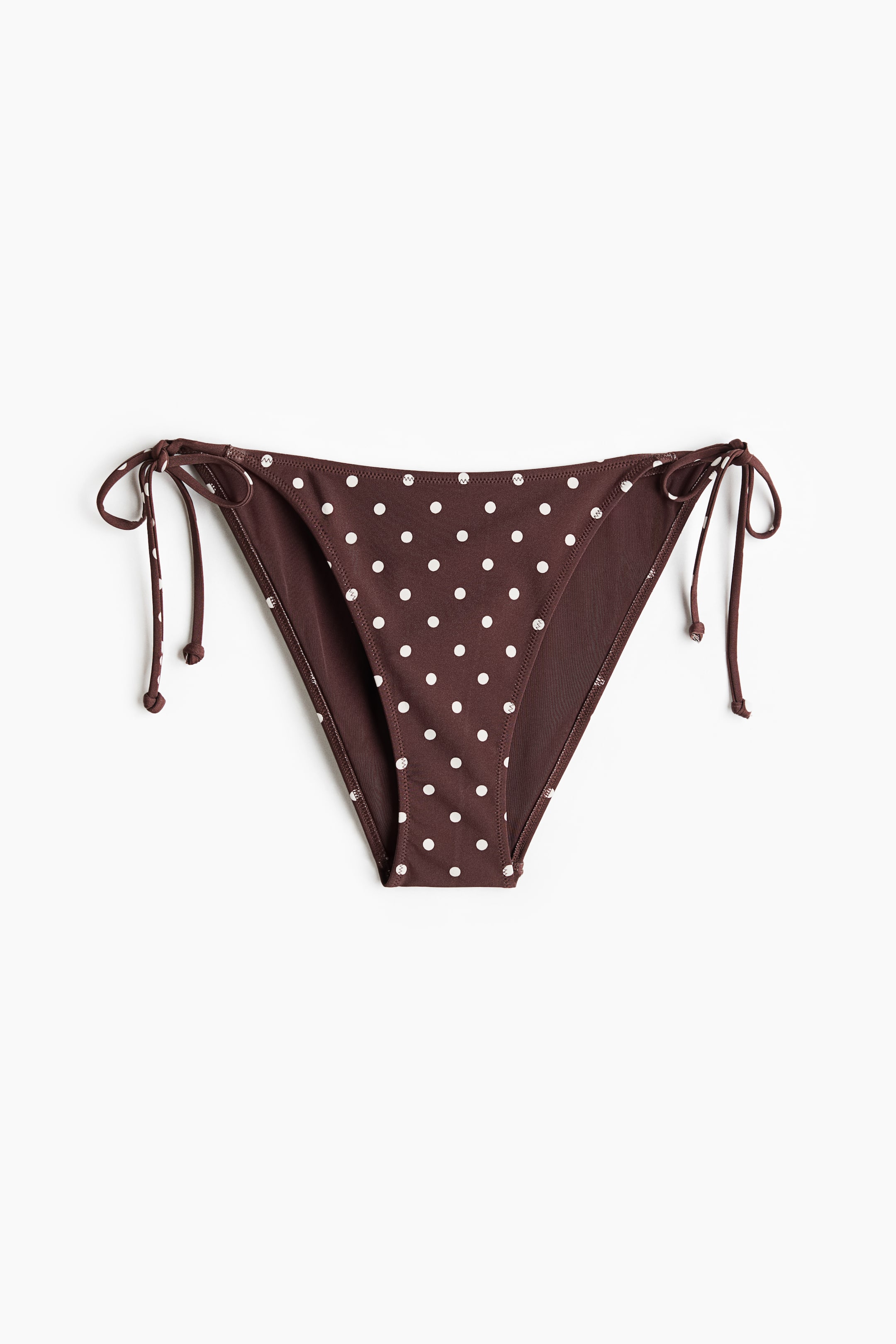 Büyük resmi görüntüle: Önden görülen, beyaz puantiyeli kahverengi renkte tam astarlı bikini altı. Orta, kavisli bir bele, yanlarda bağcık detaylarına ve arkada kesik bir kapamaya sahiptir.