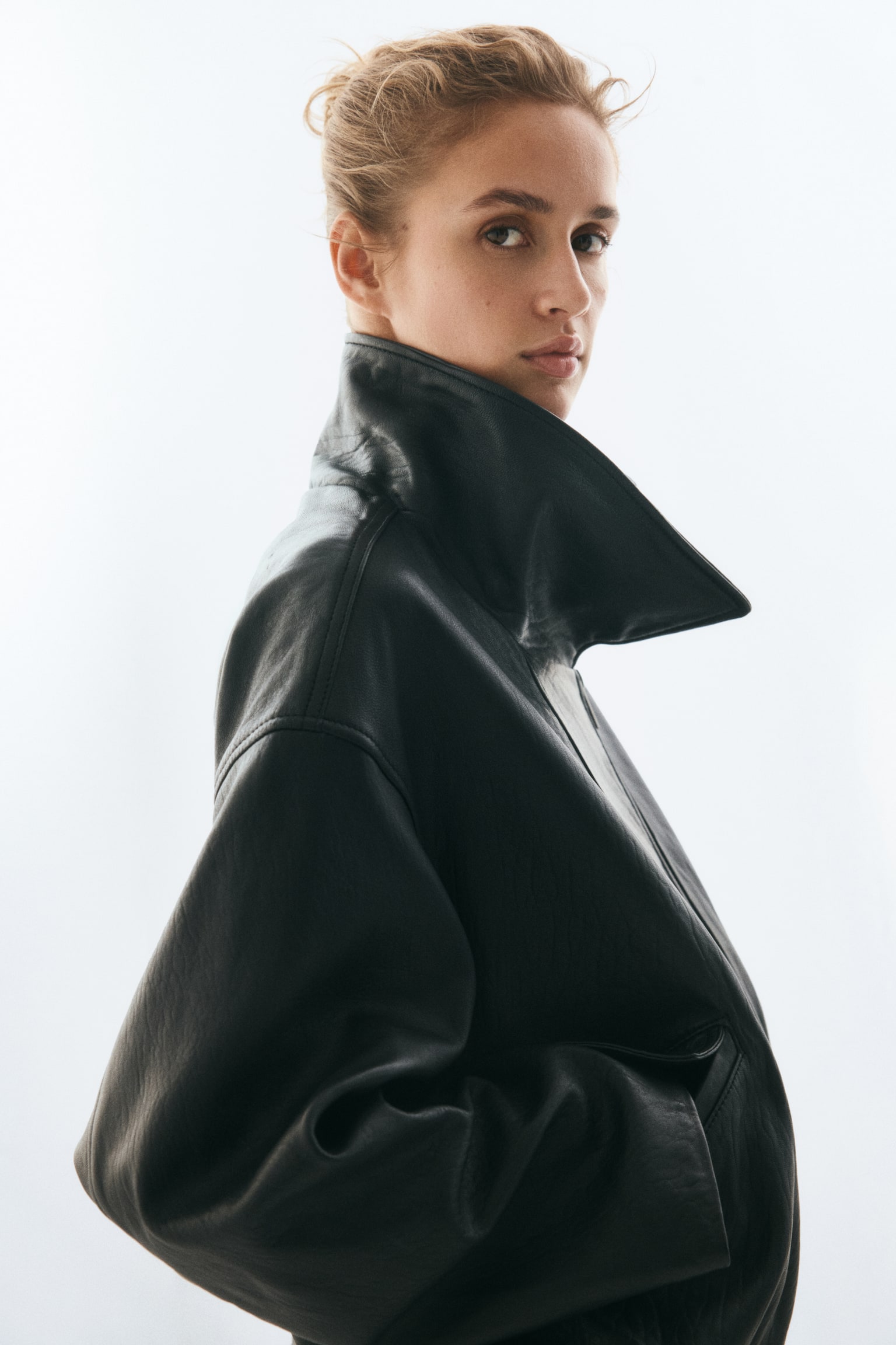 Женская куртка H&M Oversized Leather, цвет: Чёрный — фото 5