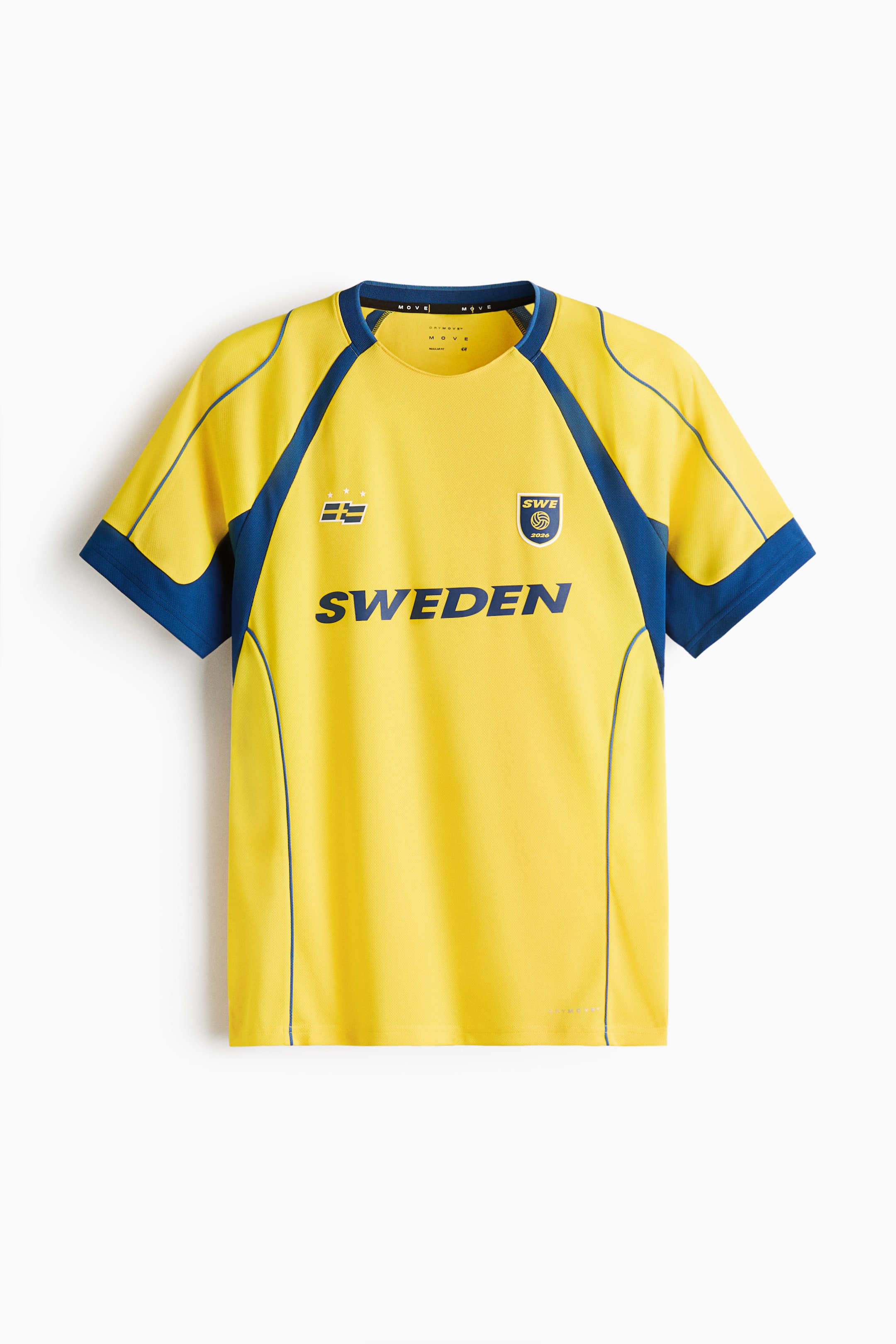 Visa större bild: En regular fit tryckt fotbollströja med DryMove presenterar sin framsida, med en gul huvuddel med blå raglanärmar, sidopaneler, en ribbad krage och ärmslut, allt accentuerat med blå passpoaler. Framsidan visar upp ett stort blått 'SWEDEN'-tryck, en vit och blå emblem på höger bröst, och en liten vit grafik på vänster bröst.