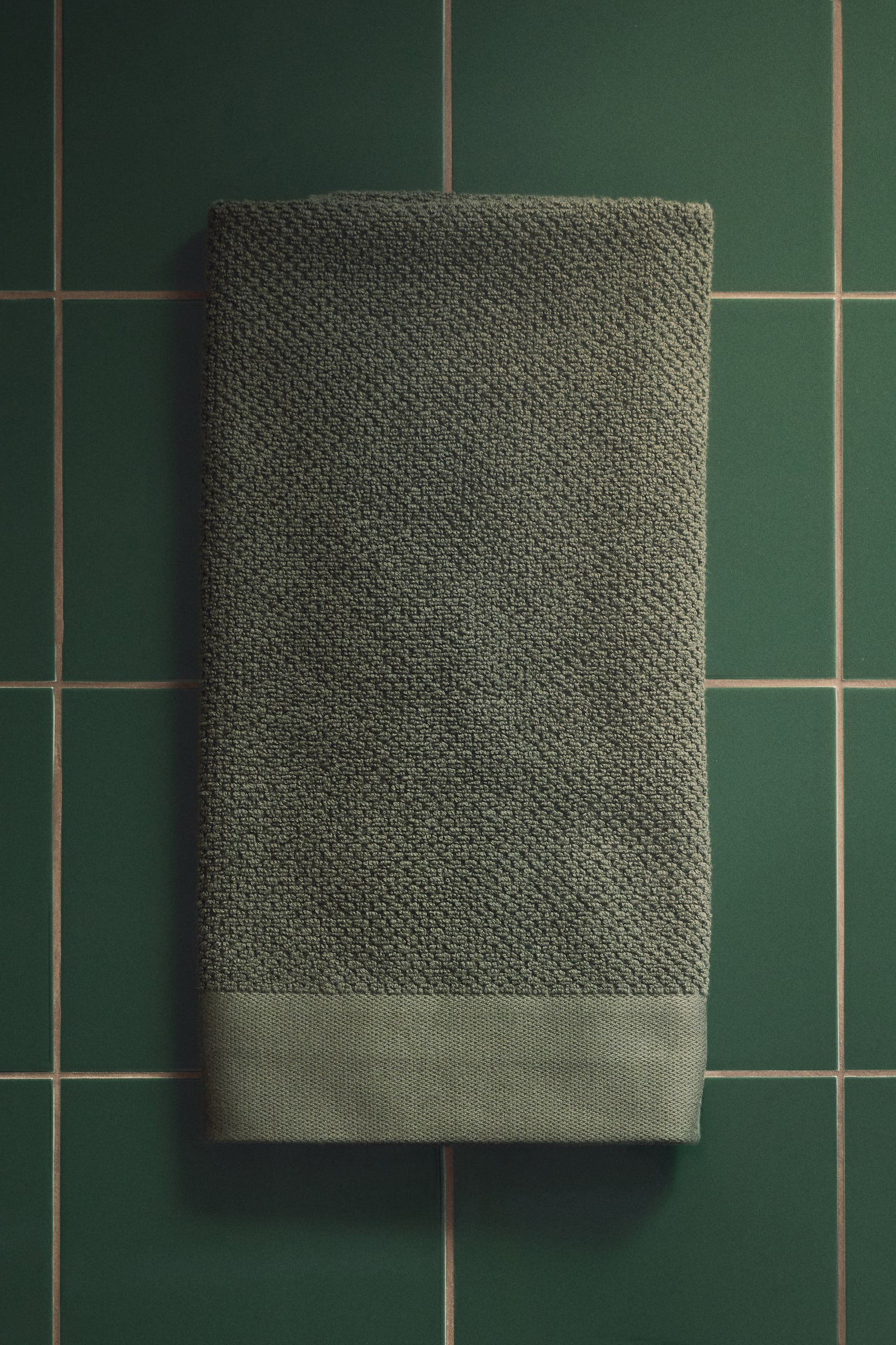 מגבת ידיים מכותנה - ירוק כהה/בז' בהיר/לבן/תכלת מאובק/ירוק כהה/שחור/ירוק מרווה/חום כהה/ורוד פודרה/ירוק מרווה - 2