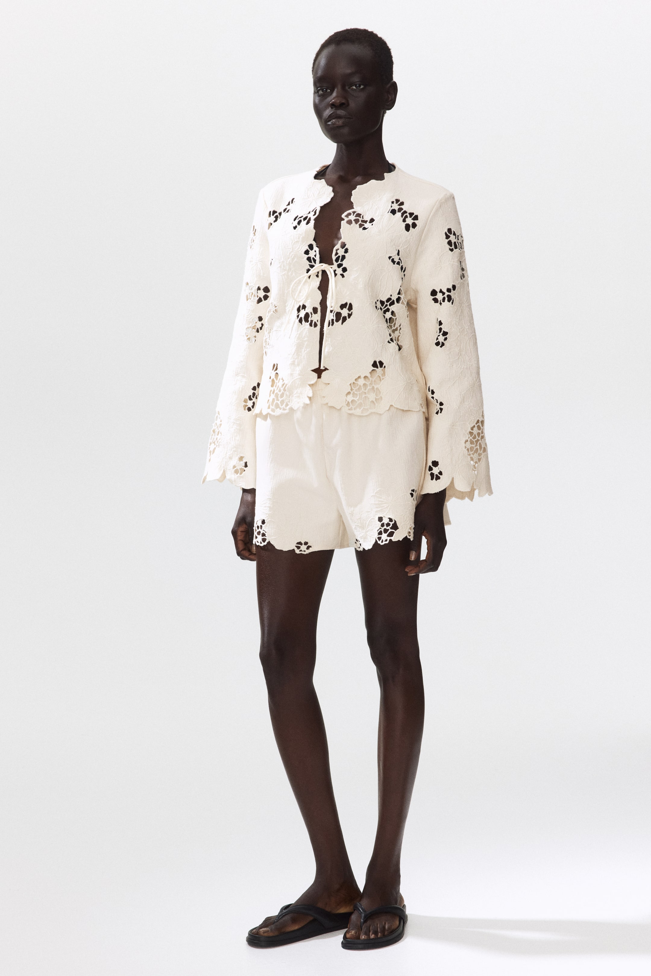 Veste à bords festonnés avec broderie anglaise