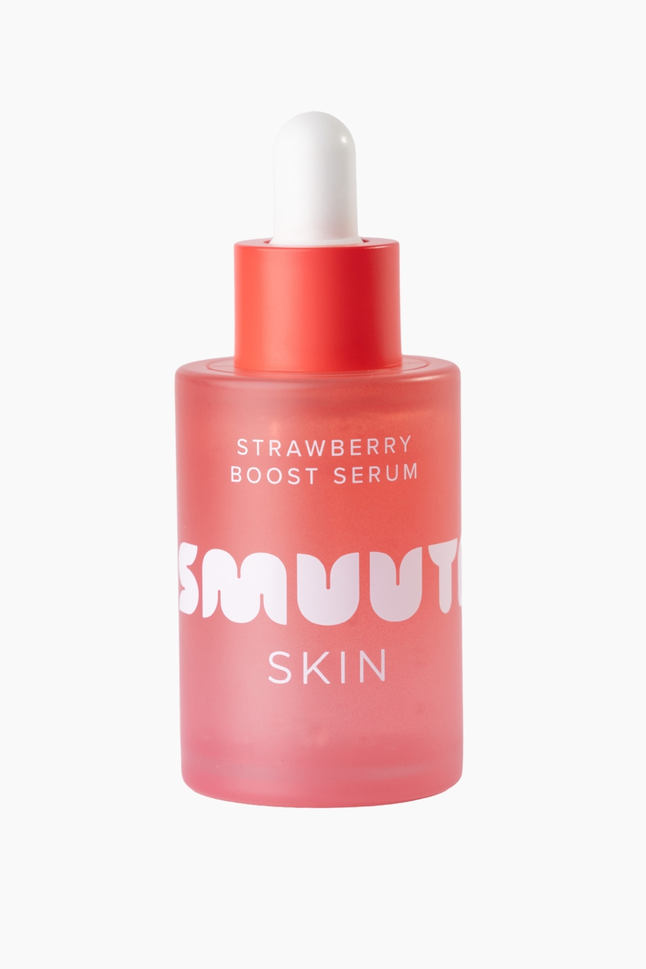 Se større billede: En matteret rødlig-rosa serumflaske med pipette står i forgrunden og har en rød hætte og en hvid pipettespids. På flaskens forside står der “STRAWBERRY BOOST SERUM” med hvid skrift, efterfulgt af “SMUUT” og “SKIN.”
