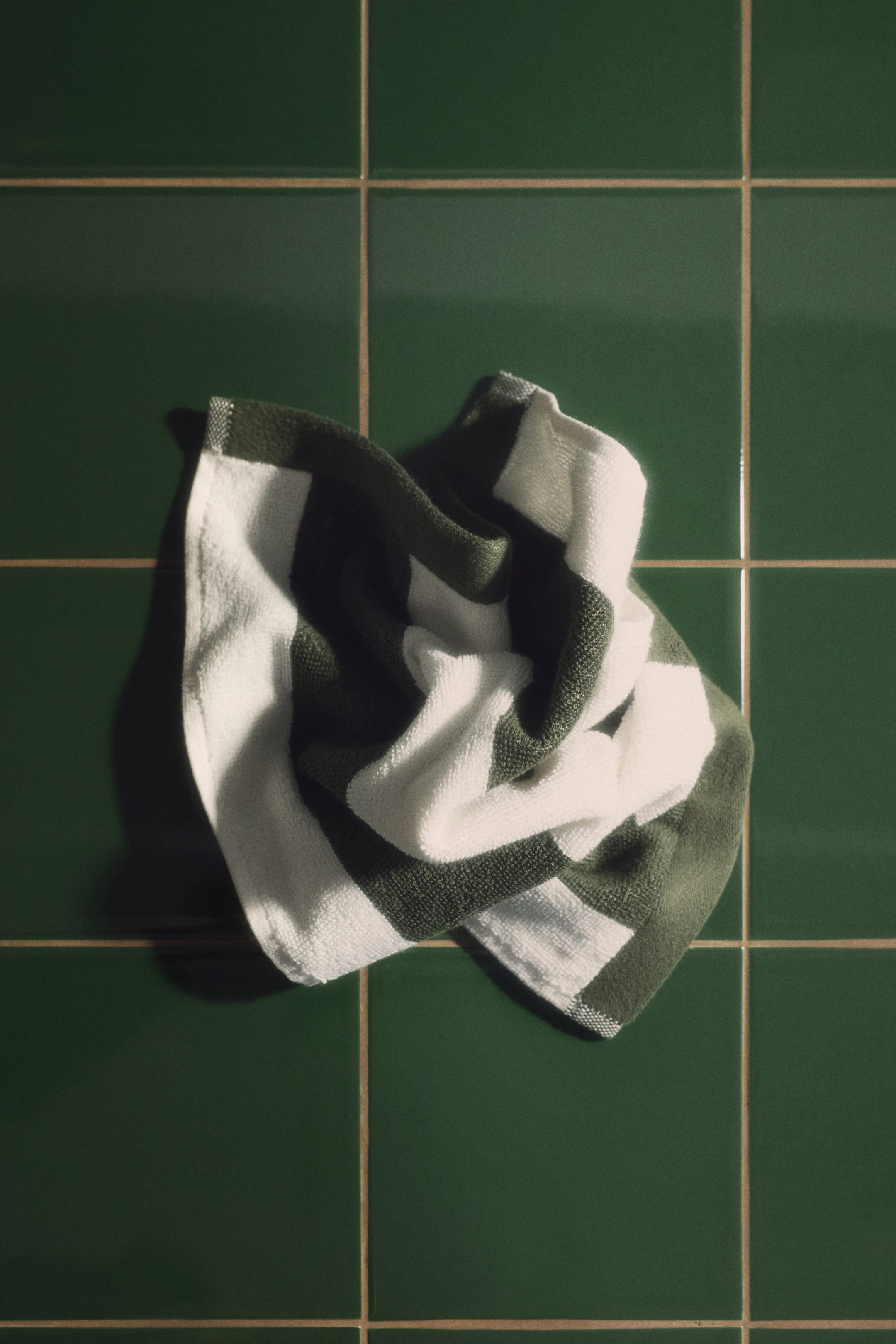 Visa större bild: Randig gästhandduk i bomullsfrotté - Mörk khakigrön/Randig - Home All | H&M FI 1