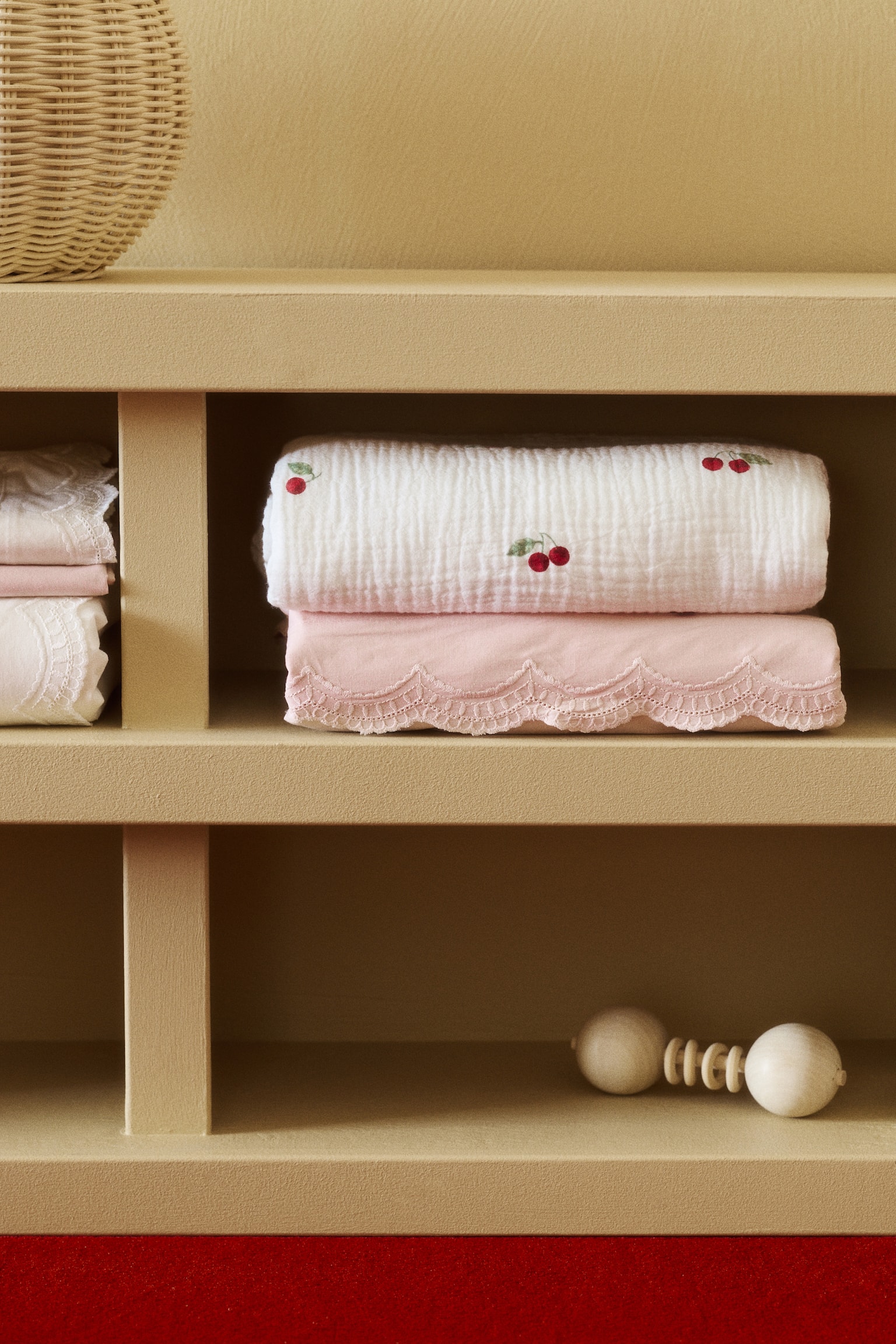 Patterned Cotton Muslin Blanket - White/cherries - 1