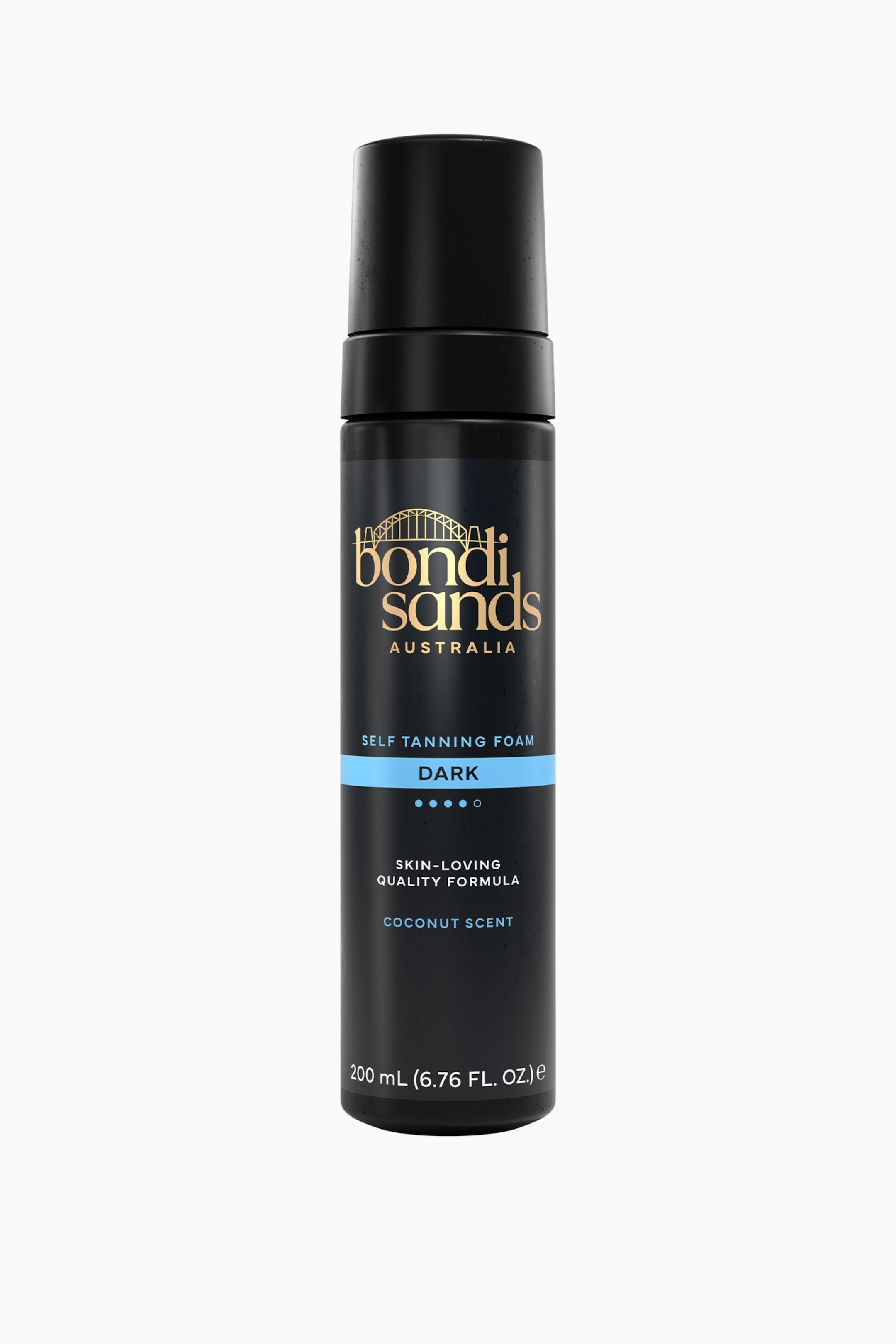 Visa större bild: En svart cylindrisk flaska med Bondi Sands brun-utan-sol-skum står upprätt, vänd framåt. Den har en guldfärgad logotyp med en brografik, texten "Self Tanning Foam Dark" på ett blått band, samt ytterligare etiketter för "Hudälskande kvalitetsformel", "Kokosdoft" och "200 ml".