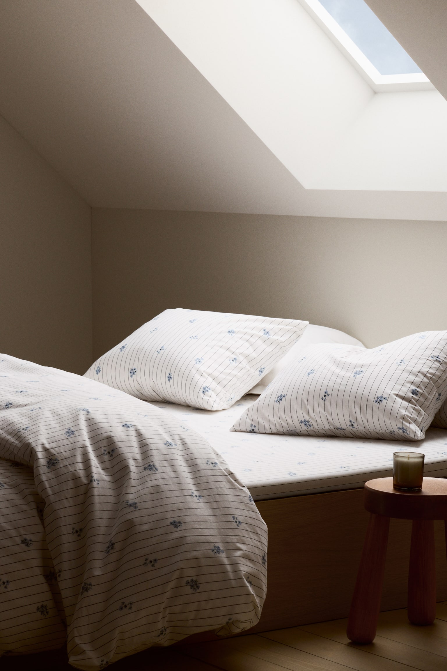 Patterned cotton fitted sheet - White/Blue floral/White/Floral/Light beige/Floral - 2