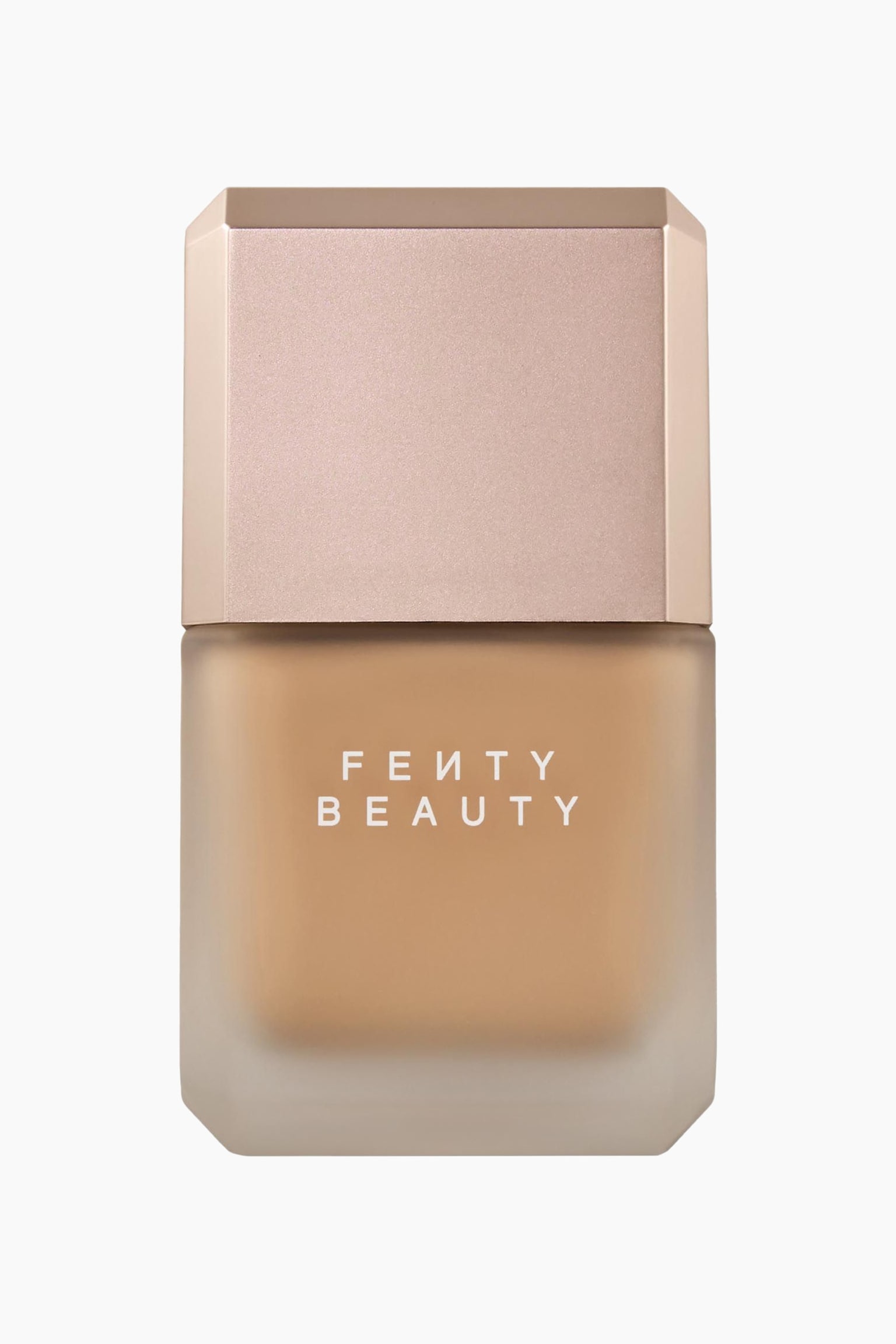 Pro Filt'r Fluid Flex Matte Longwear Foundation visas i en rak, framifrÃ¥n-vy och framhÃ¤ver en frostad glasflaska med fasade hÃ¶rn som avslÃ¶jar en medium-tan vÃ¤tskefÃ¤rg. Flaskan har ett metalliskt ljusrosa rektangulÃ¤rt lock med matchande fasade kanter och visar den vita logotypen "FENTY BEAUTY" tryckt Ã¶ver framsidan. - 1