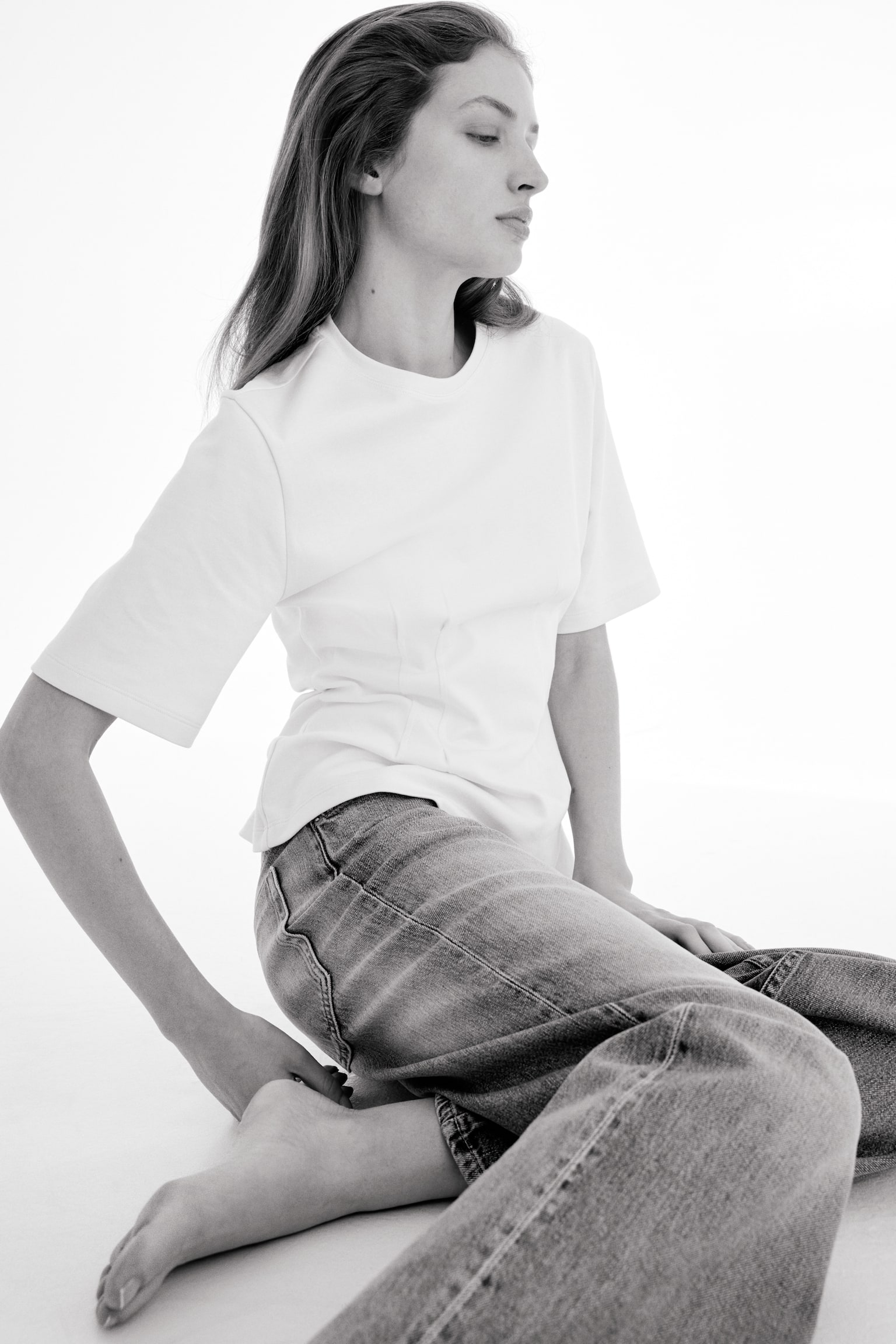 טישירט אינטרלוק עם הצרה במותן - לבן/שחור/אפור עכבר כהה/ורוד מאובק - 1