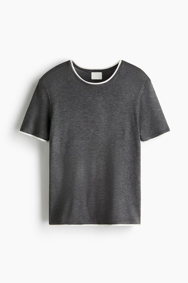 Un tricou tricotat de culoare gri închis, cu textură, este prezentat din FAȚĂ, având un guler rotund, mâneci scurte și un accent de tiv alb la guler, manșetele mânecilor și tivul drept. - 1
