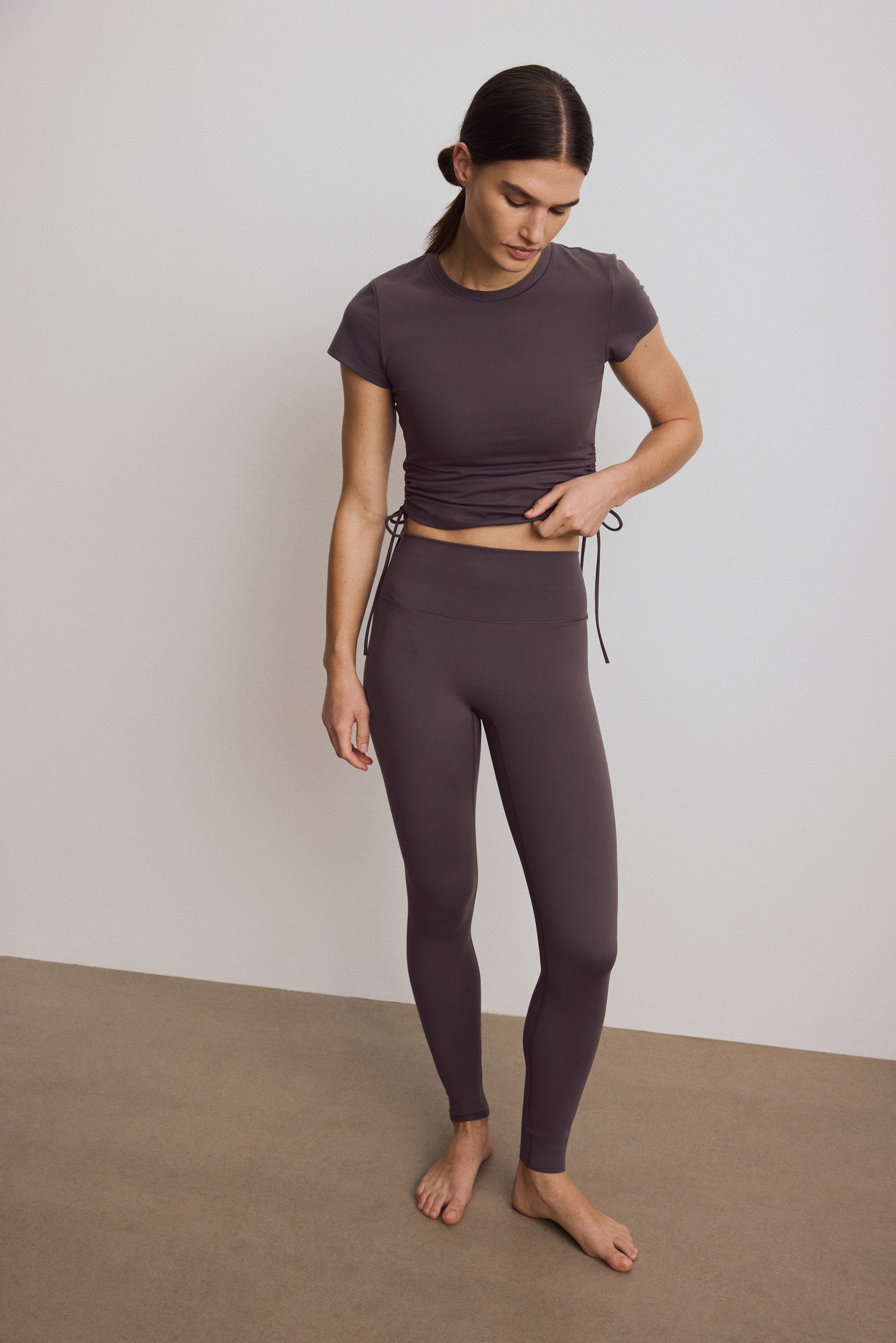 Grotere afbeelding bekijken: Sporttop met SoftMove™ - Truffelgrijs - DAMES | H&M BE 2