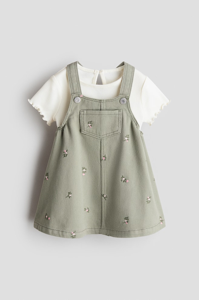 Tweedelige set - Salopettejurk en top - Licht kakigroen/bloemen/Lichtroze/bloemen/Beige/luipaarddessin/Wit/bloemen/Lichtbeige/kersen - 1