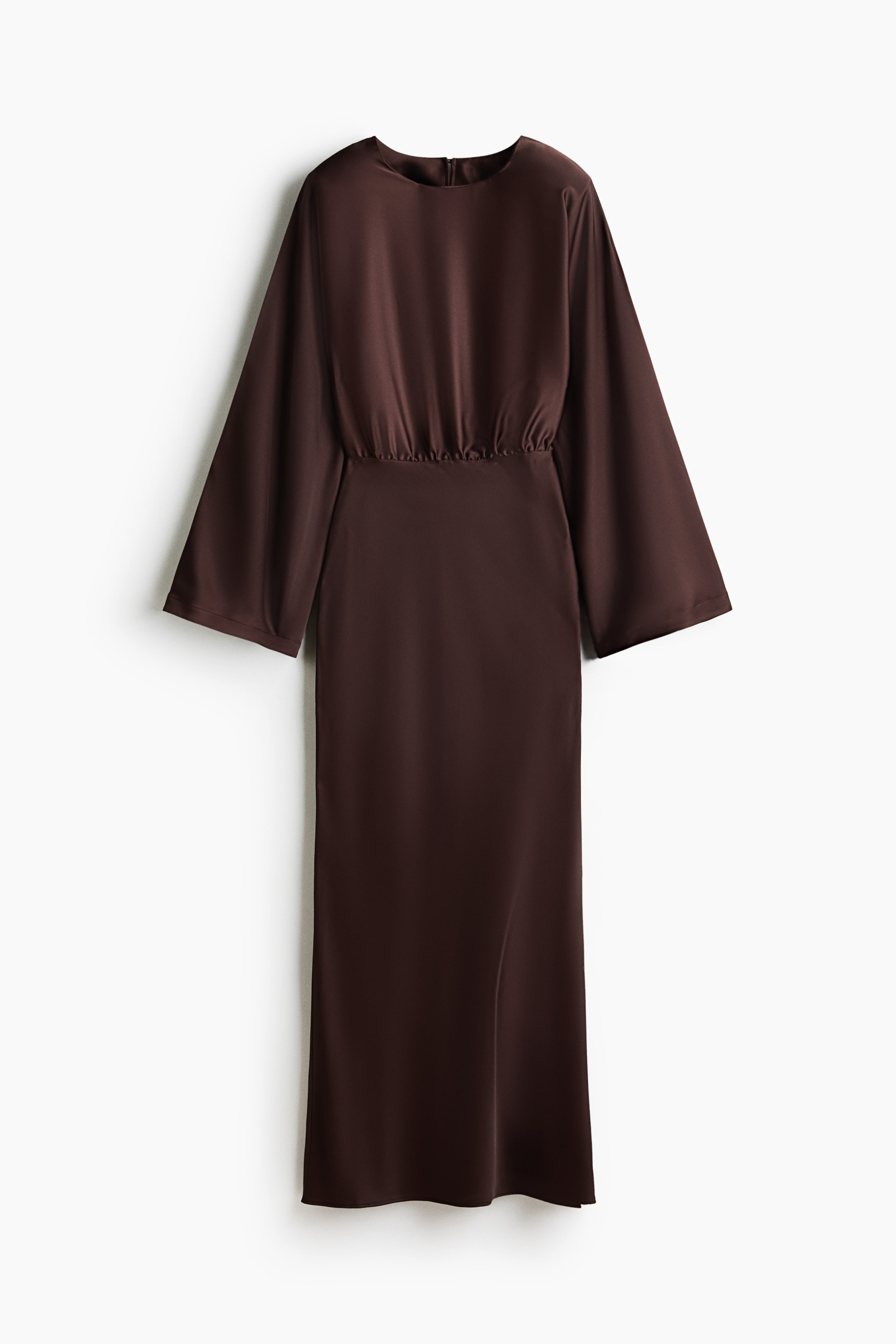 Größeres Bild ansehen: Ein dunkelbraunes Satin-Midikleid wird FRONTAL präsentiert, mit einem runden Ausschnitt und weiten langen Ärmeln, wobei das Oberteil sich an einer elastischen Taille über einem geraden, midilangen Rock sammelt.