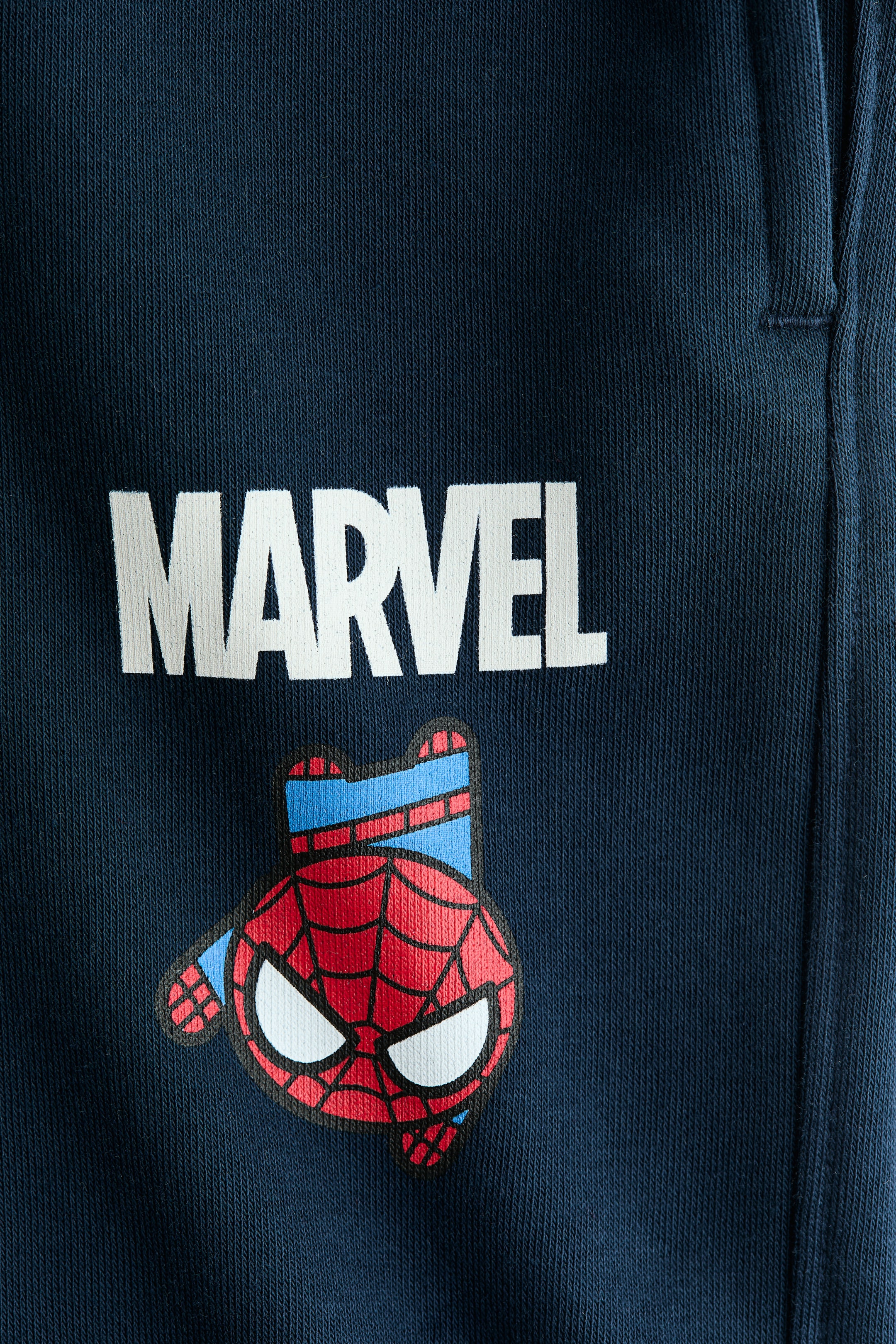 Zobrazit větší obrázek: Teplákové kalhoty jogger s potiskem - Námořnická modř/Marvel Comics - DĚTI | H&M CZ 2
