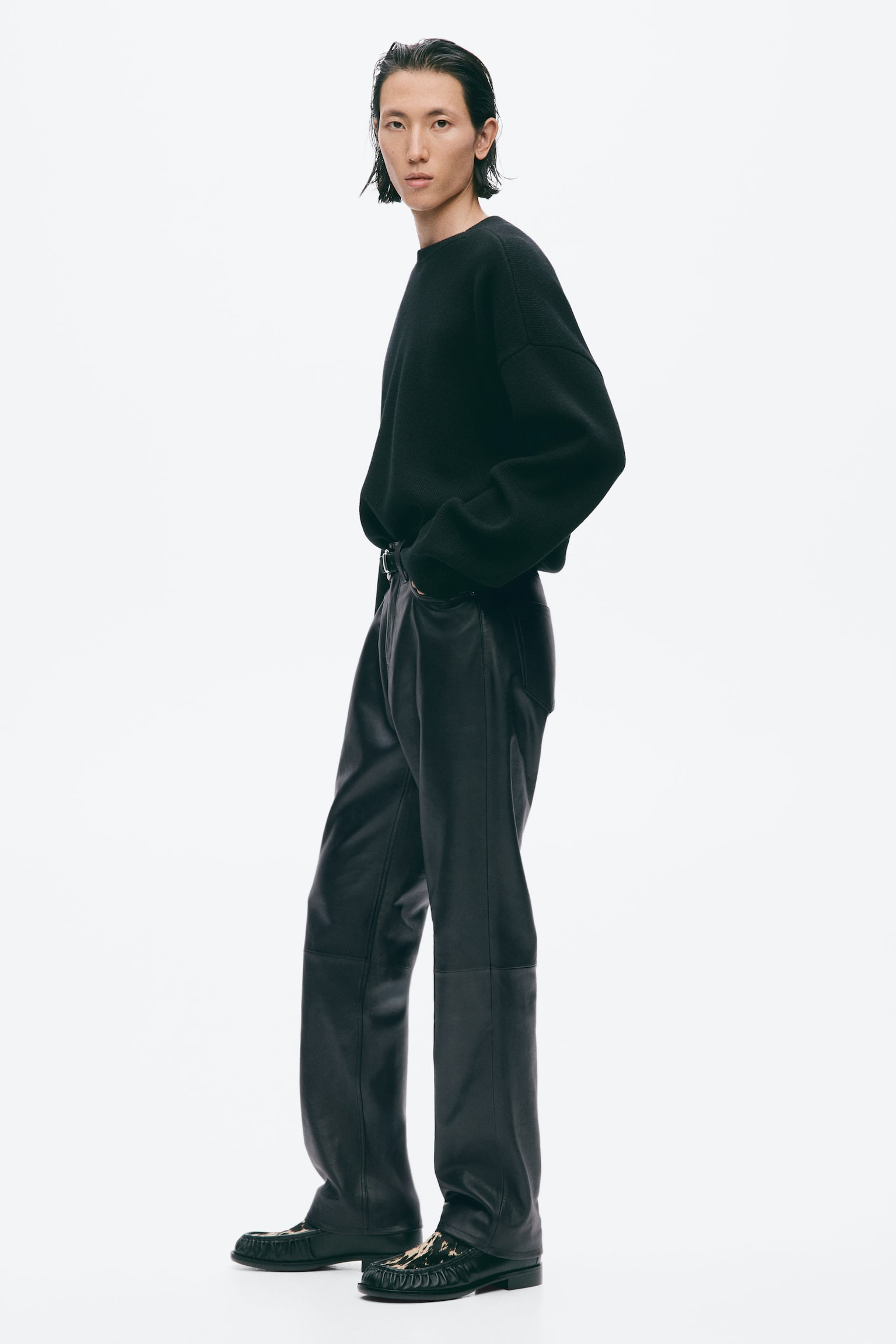 Мужские брюки H&M Regular Fit Leather trousers, цвет: Чёрный — фото 6