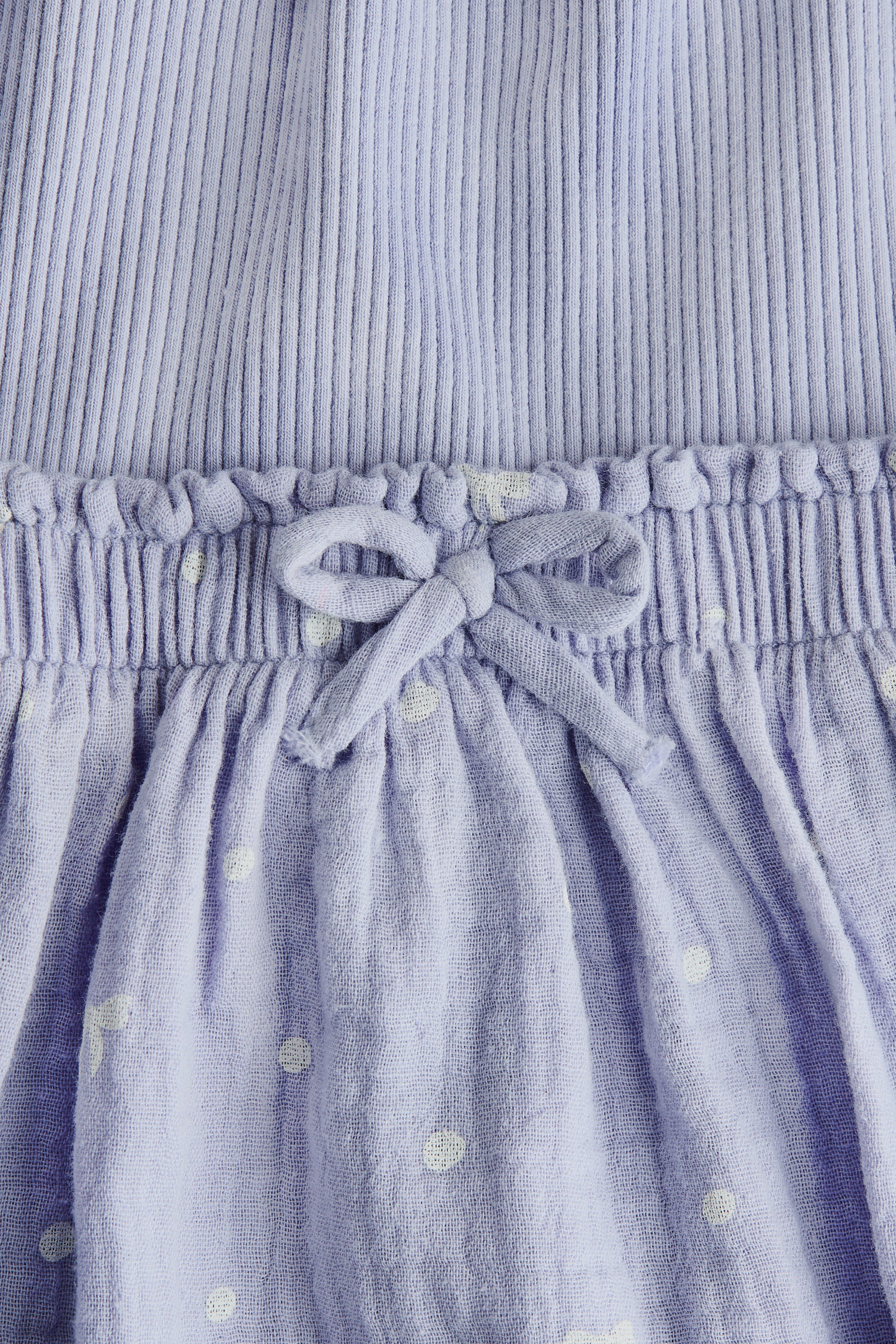 Visa större bild: Ribbad bomullsklänning - Ljuslila - BARN | H&M FI 2