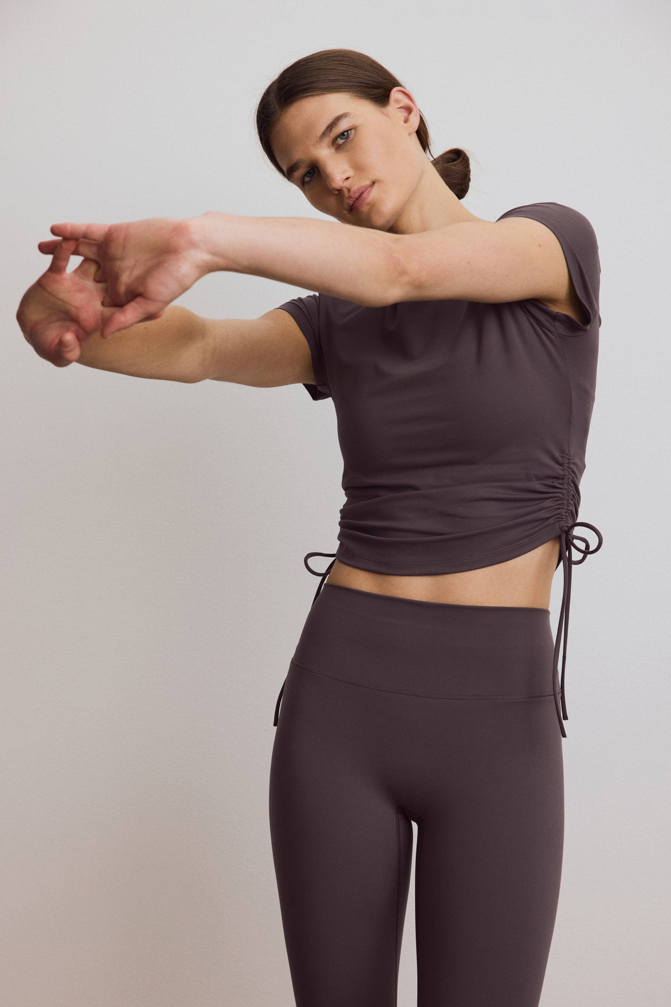 Grotere afbeelding bekijken: Sporttop met SoftMove™ - Truffelgrijs - DAMES | H&M BE 1