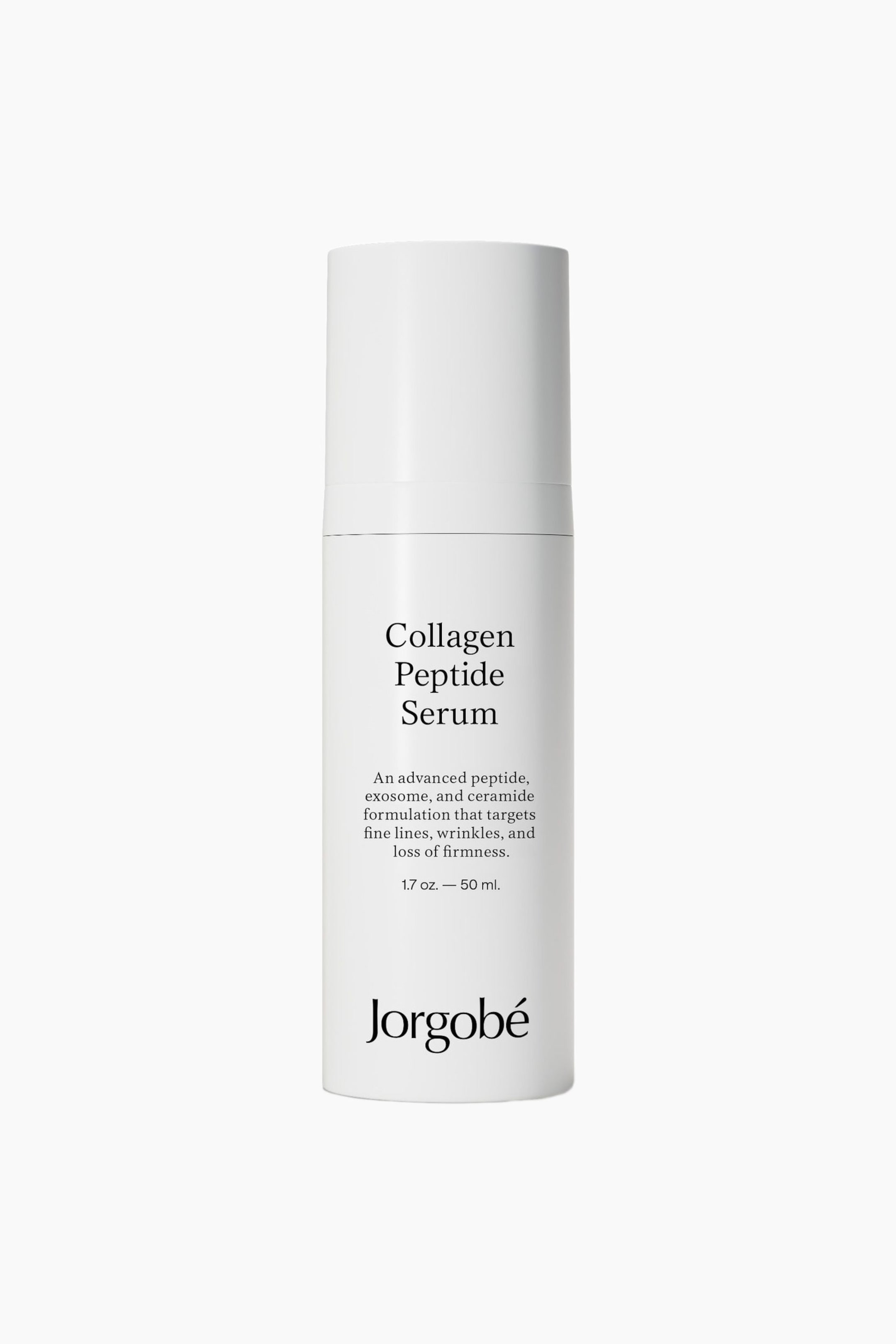 Vis større bilde: En sylindrisk, hvit flaske med Jorgobé Collagen Peptide Serum står oppreist og vendt rett forover, med en matchende hvit kork og svart trykt tekst på forsiden. Teksten viser produktnavnet, formuleringdetaljer og merkenavnet «Jorgobé» nederst.