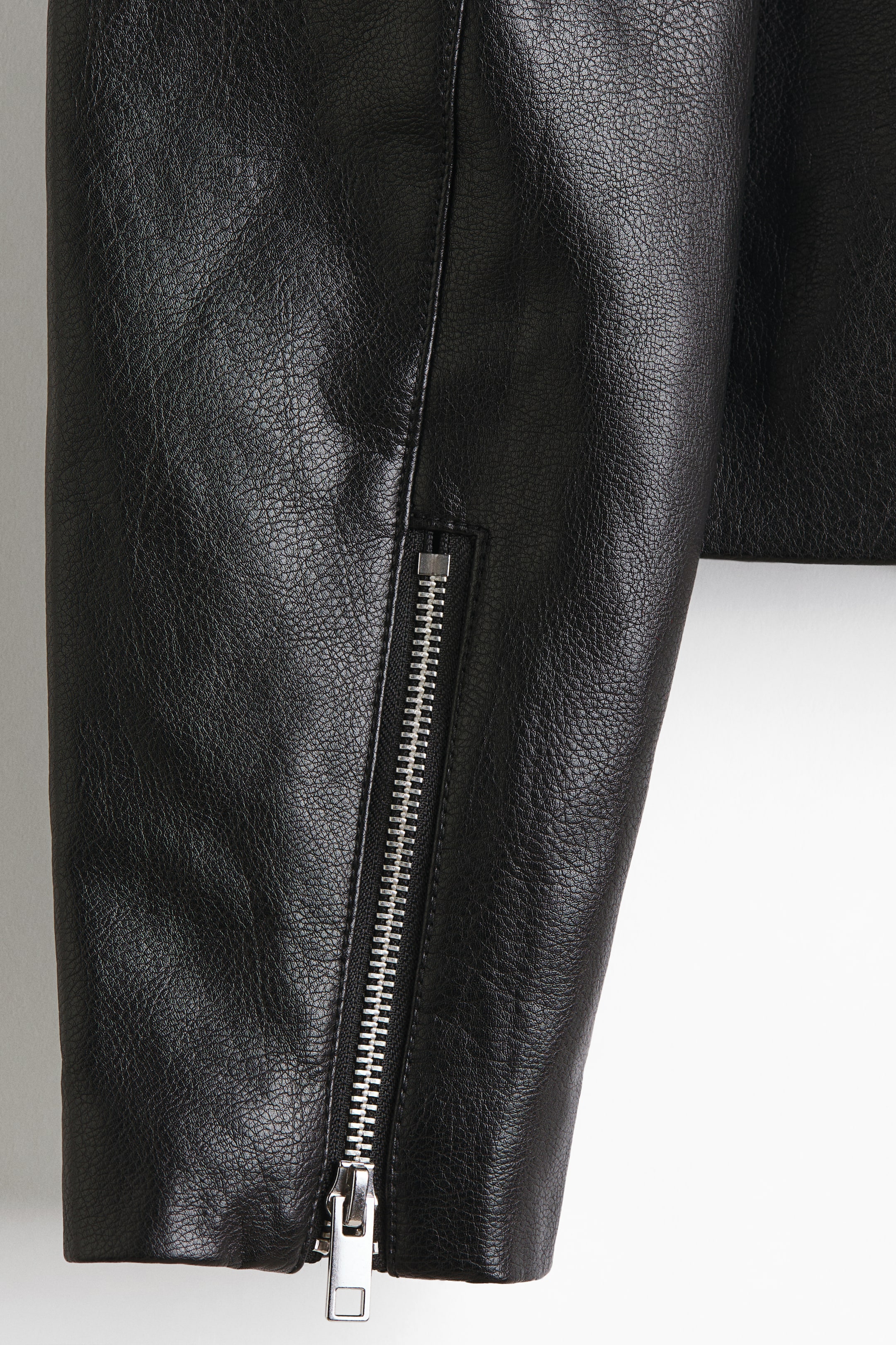 Женские куртки H&M Coated Biker Jacket — фото 6