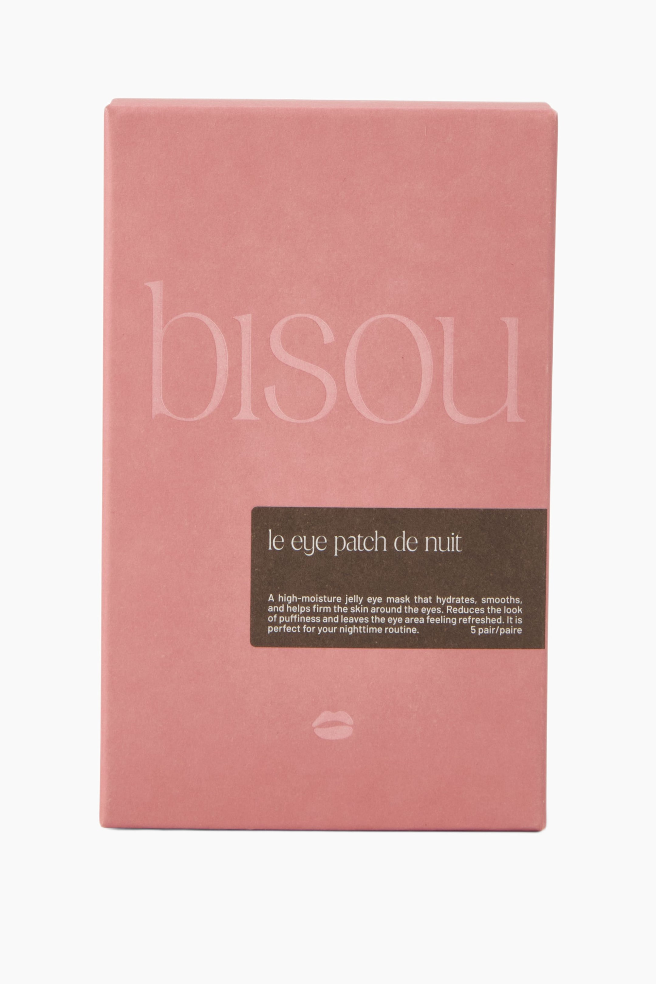 Visa större bild: En rektangulär, dammrosa ask för "bisou Le Eye Patch de Nuit" står upprätt och vänd framåt. Asken visar varumärket "bisou" i en stor, ljusrosa font ovanför en mörkbrun rektangulär etikett med produktinformation, med en liten läppgrafik placerad nära nederkanten i mitten.