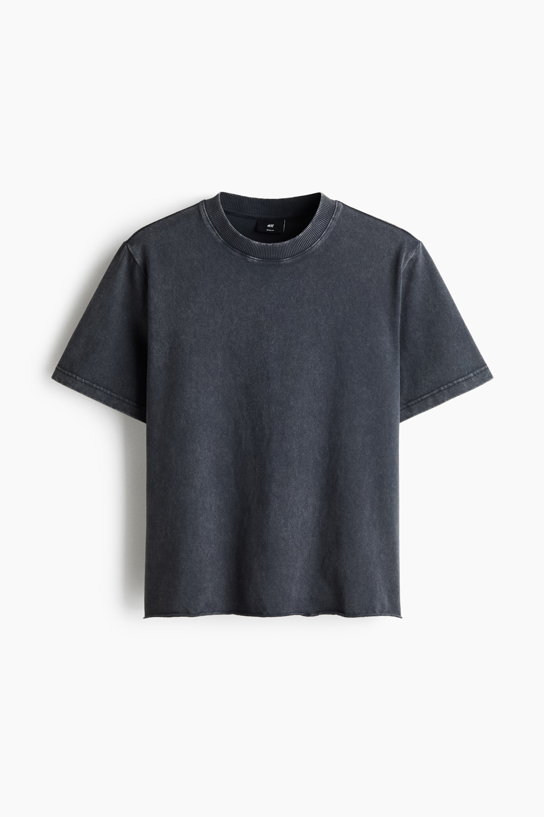 Zobacz większy obraz: Ciemnoszary T-shirt z ciężkiej bawełnianej dzianiny o spranym wyglądzie, charakteryzujący się okrągłym, żebrowanym dekoltem, opuszczonymi ramionami i surowym wykończeniem dolnego brzegu. Prezentuje regularny krój i klasyczną sylwetkę w widoku z przodu.