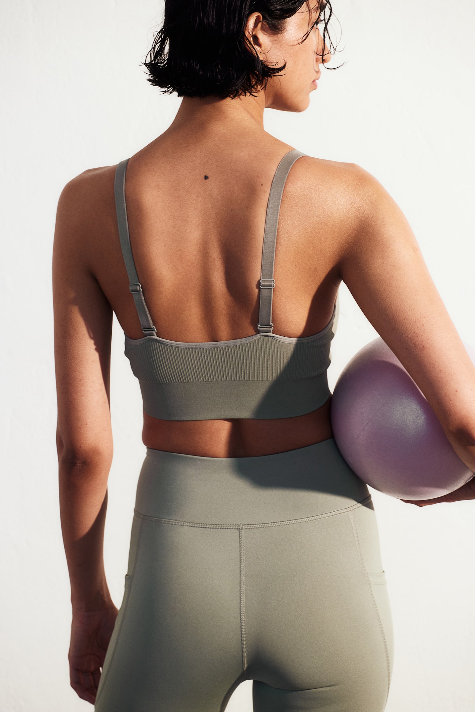 Seamless Medium Support Sports Bra In DryMove™ - Light khaki green/Dusty yellow/Black/Black/Greige marle/Light purple/Light pink/Dusty purple/Black/White/Dark brown - 5