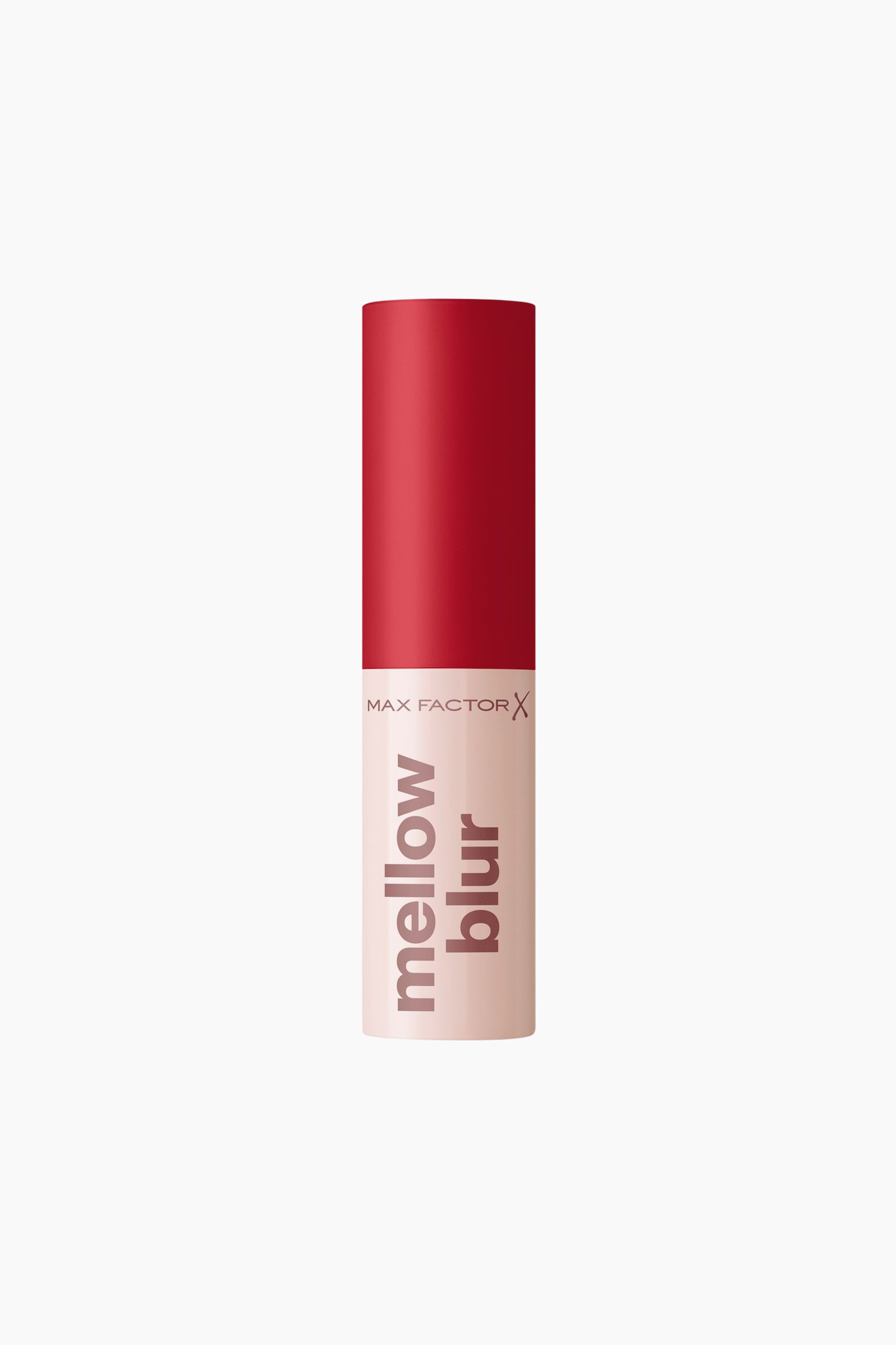 Visa större bild: Mellow Blur-läppstiftet står upprätt och visar ett matt rött cylindriskt lock ovanpå en ljusbeige bas. Framsidan av basen visar logotypen 'MAX FACTOR X' horisontellt och orden 'mellow blur' vertikalt i en dammig rosenrosa färg.