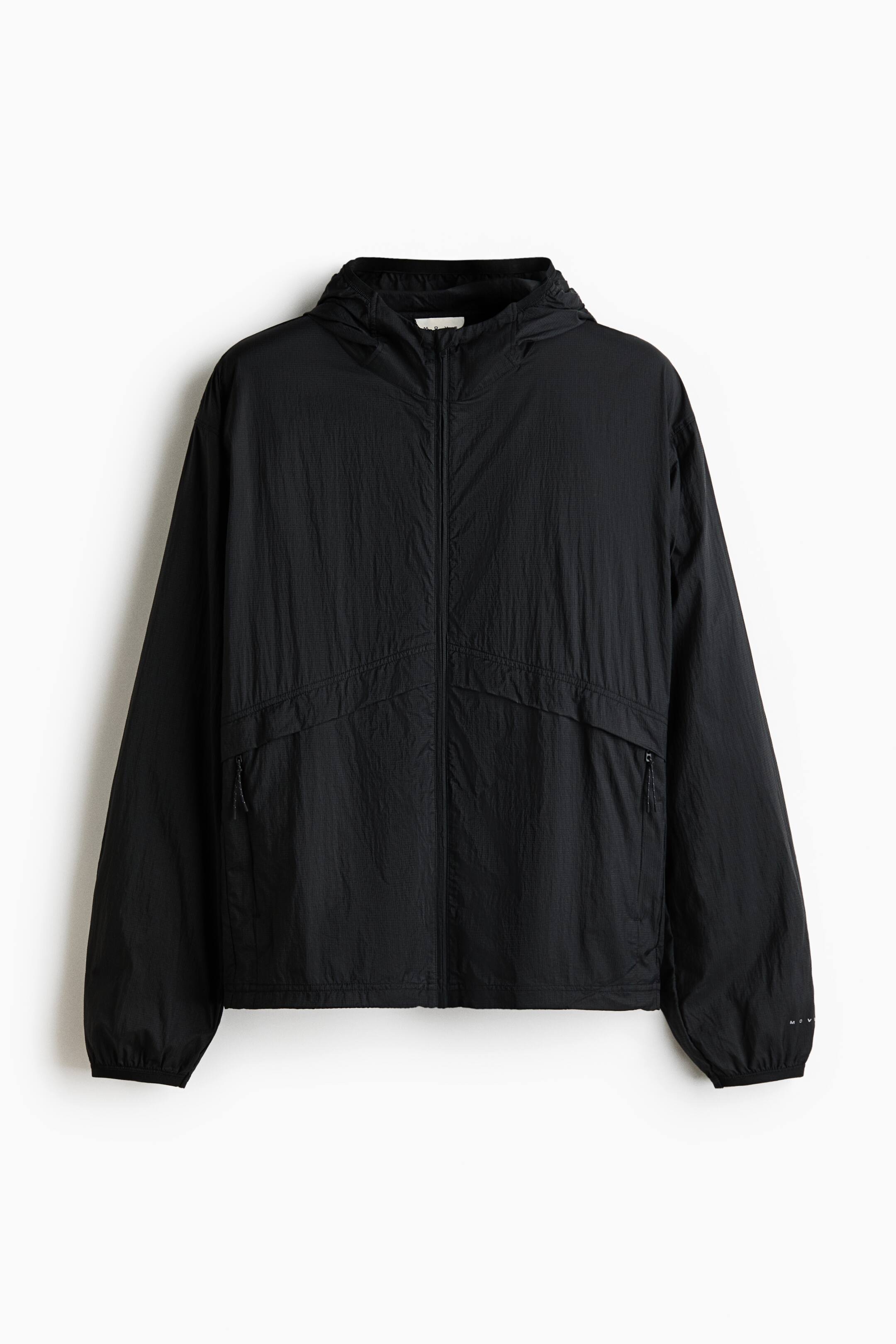 הצגת תמונה גדולה יותר: מעיל שחור עם כובע פונה קדימה, כולל סגירת רוכסן באורך מלא ומרקם מקומט. הוא מציג שני כיסים עם רוכסן אלכסוני בחזית, חפתים אלסטיים, שולי אלסטי ולוגו קטן בצבע לבן על החפת השמאלי.