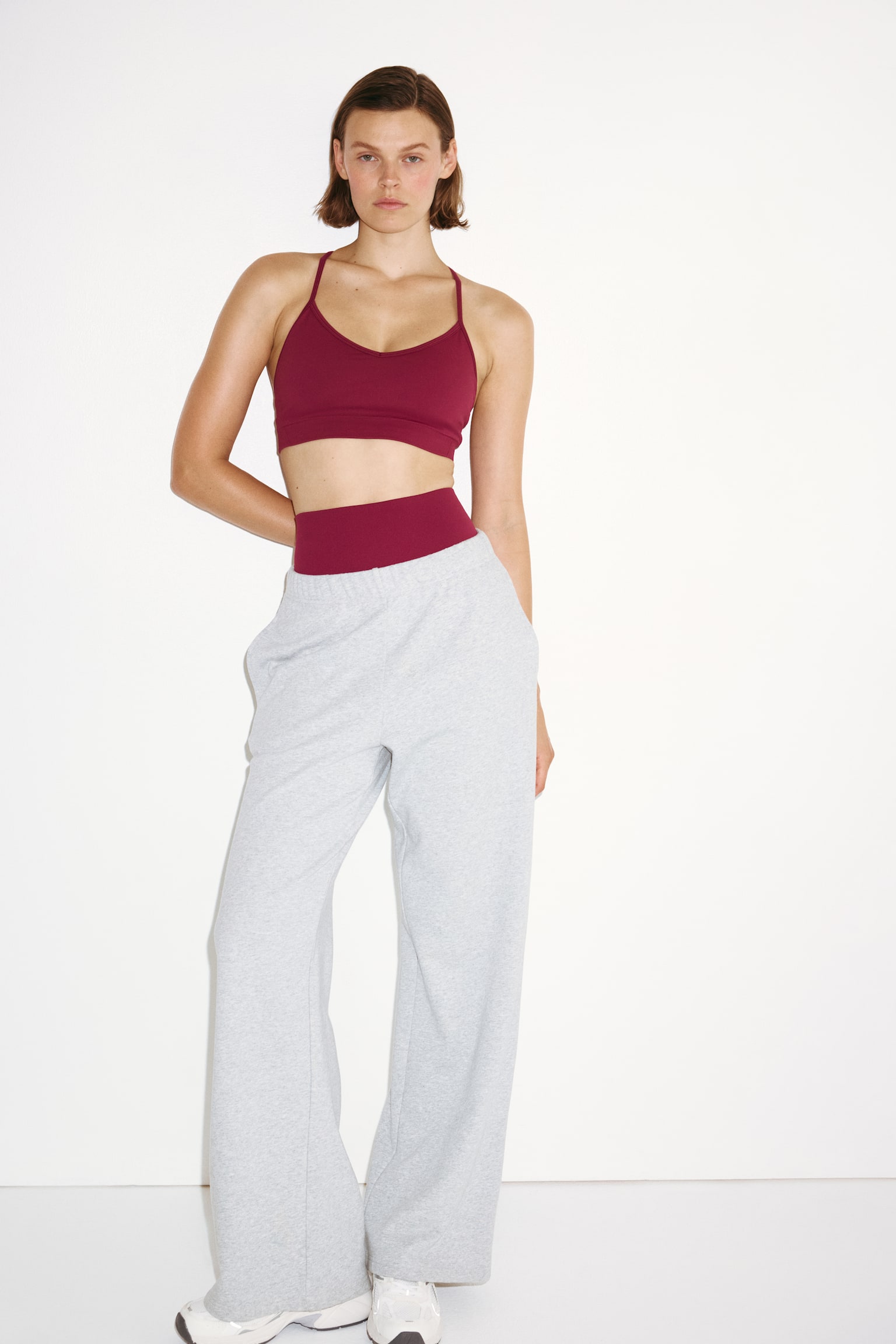 H&M Move Женское бесшовное спортивное бра H&M с DryMove средней поддержки, цвет: Dark Pomegranate — фото 4
