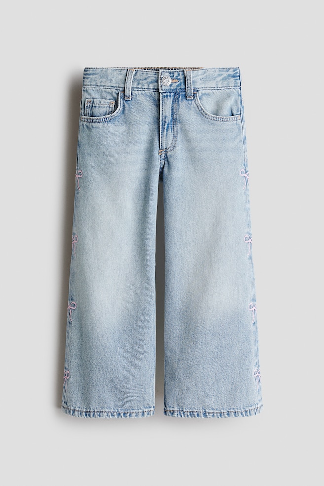 Wide Leg Jeans mit Motivdetail - Helles Denimblau/Schleifen/Helles Denimblau/Herzen/Denimblau/Blumen/Helles Denimblau/Blumen - 1
