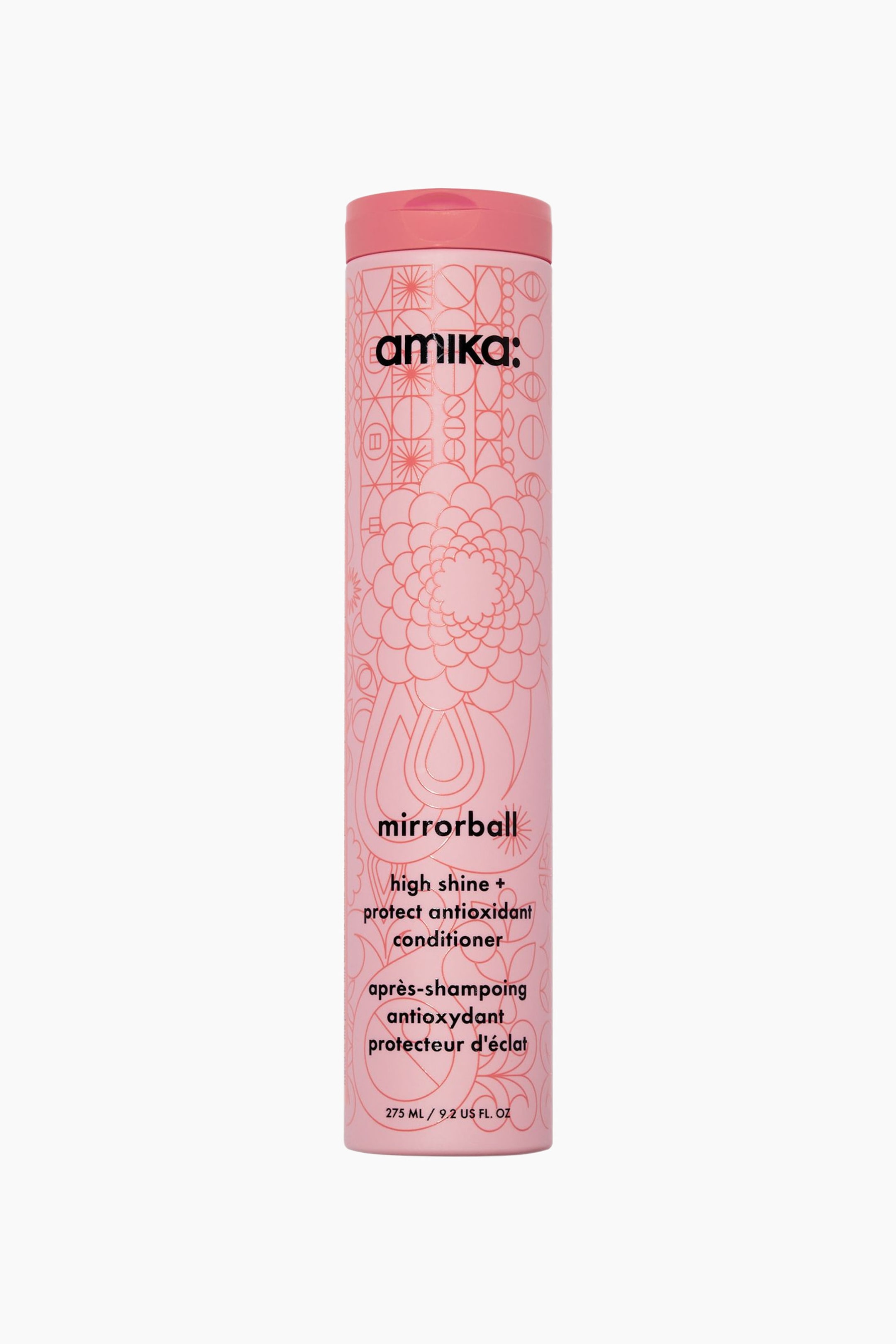 Näytä suurempi kuva: Amika Mirrorball Conditioner seisoo pystyasennossa eteenpäin suunnattuna, ja siinä näkyy korkea, sylinterimäinen vaaleanpunainen pullo, jossa on siihen sävytetty litteä korkki. Pinnan peittää monimutkainen oranssinpunainen geometrinen ja kukkakuvioinen viivataide, ja etupuolelle on painettu selkeästi mustalla tuotemerkki "amika:" sekä tuotetiedot.