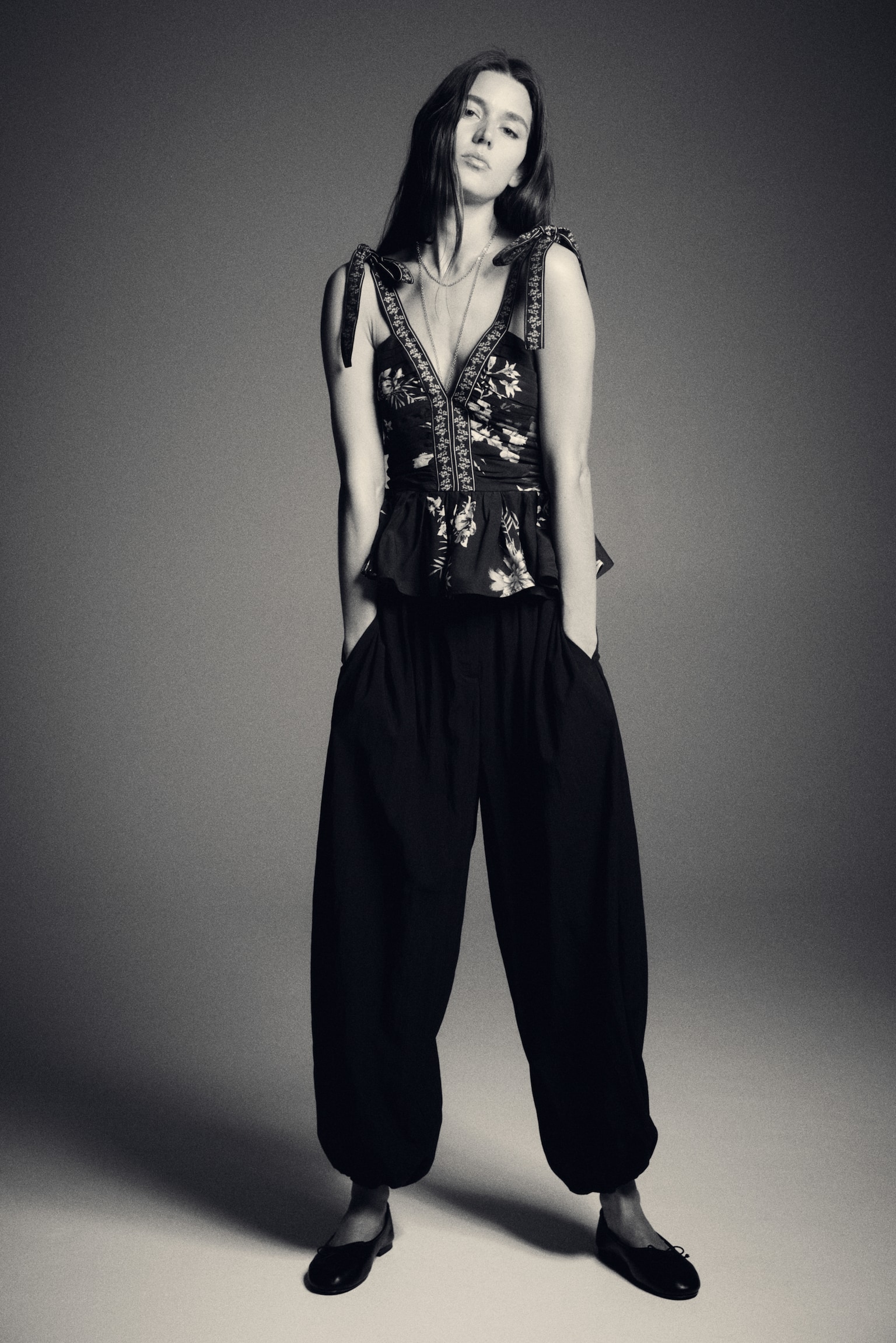 綁式肩帶荷葉浪邊上衣 - 黑色/花朵 - 4