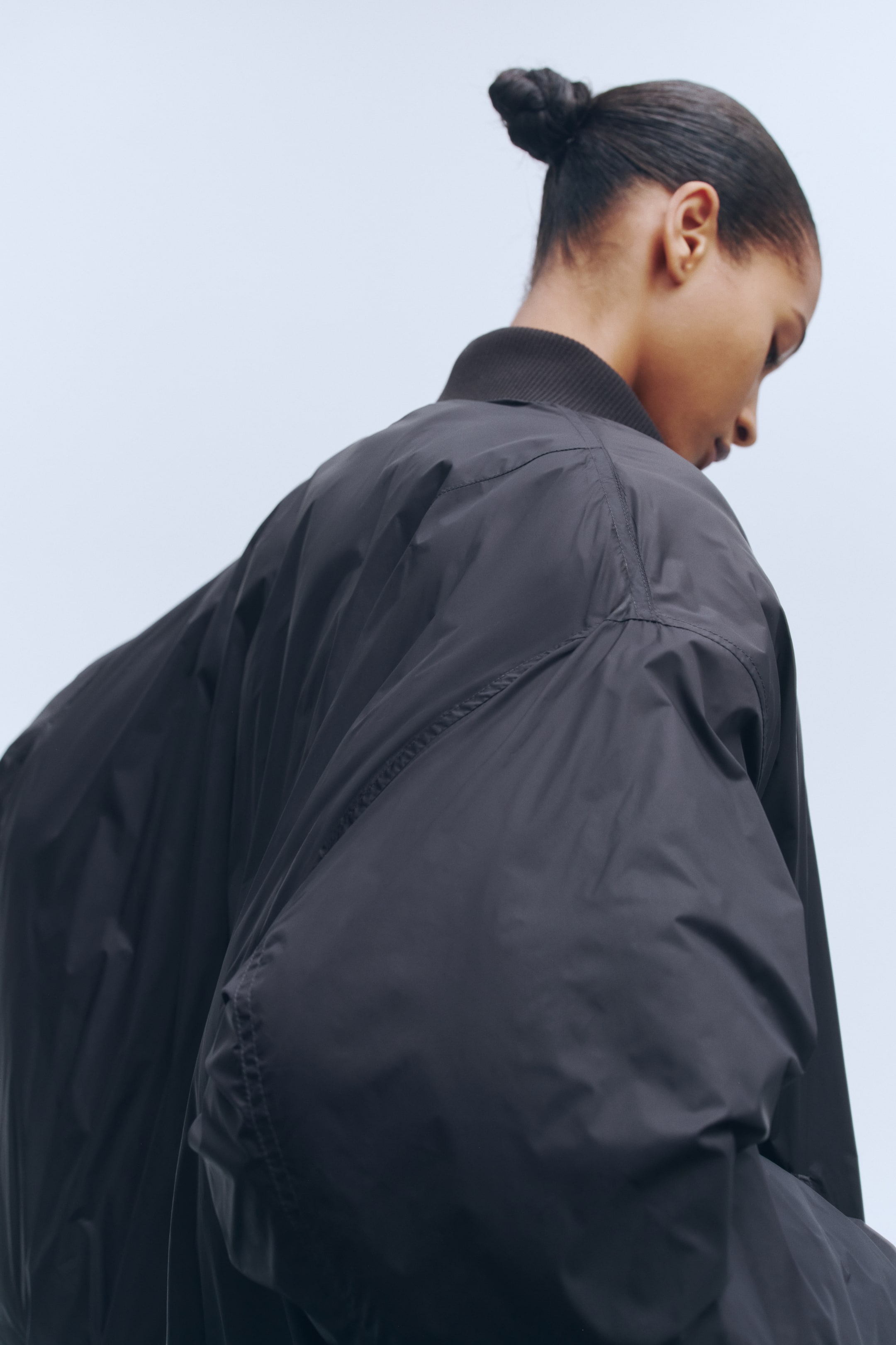 Женские куртки H&M Oversized Down Bomber Jacket — фото 6