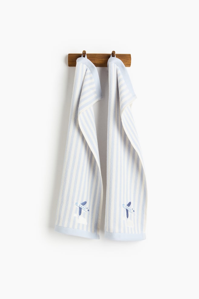 Lot de 2 essuie-mains avec détail brodé - Bleu clair/avion/Rose clair/cerises - 1