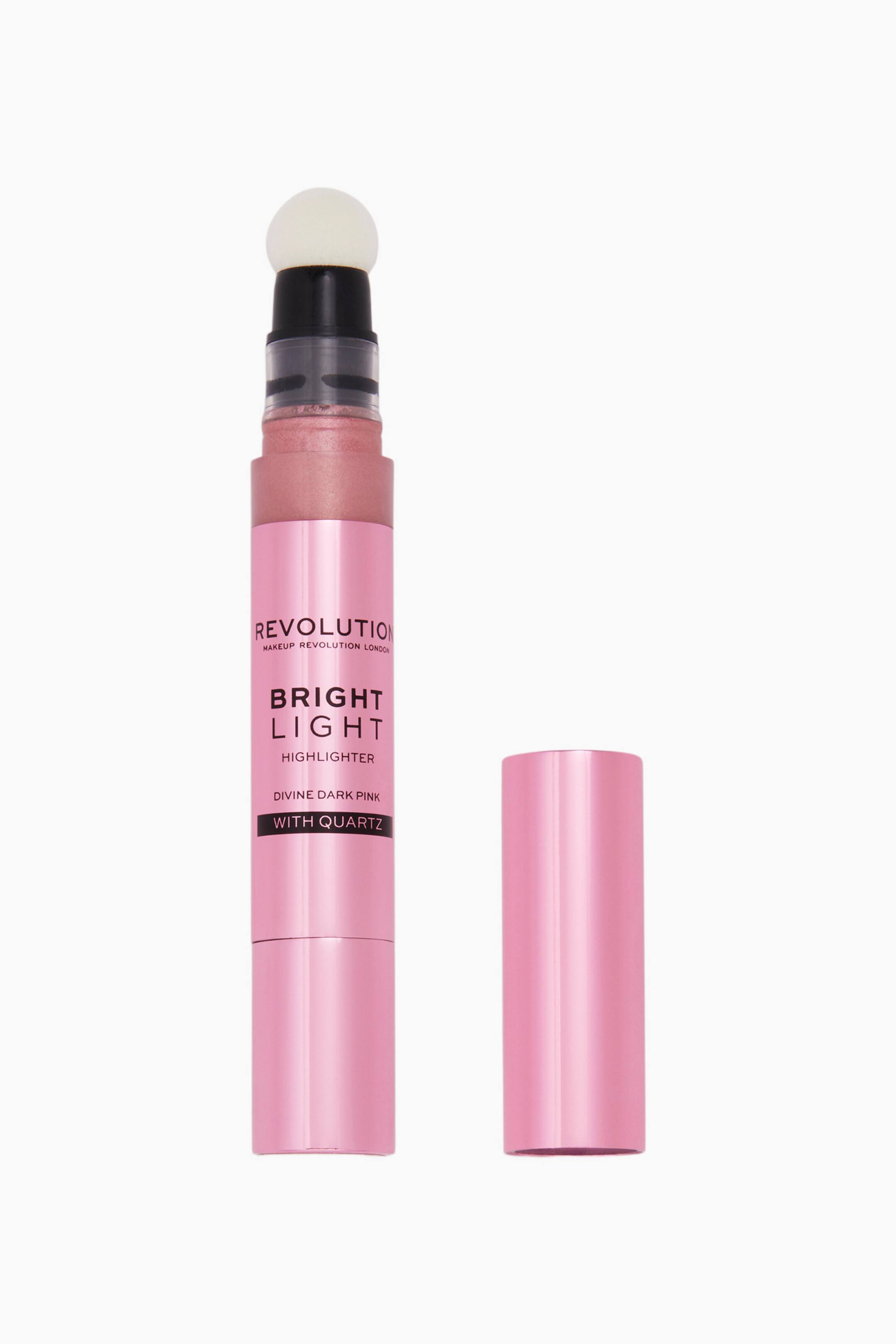 Größeres Bild ansehen: Ein Revolution Bright Light Highlighter-Stick steht senkrecht neben seiner abgenommenen, passenden metallisch rosa Kappe. Der unverschlossene Stick präsentiert oben seine abgerundete weiße Schwamm-Applikatorspitze, wobei durch den transparenten Halsbereich seines metallisch rosa Gehäuses eine schimmernde rosafarbene Flüssigkeit sichtbar ist.